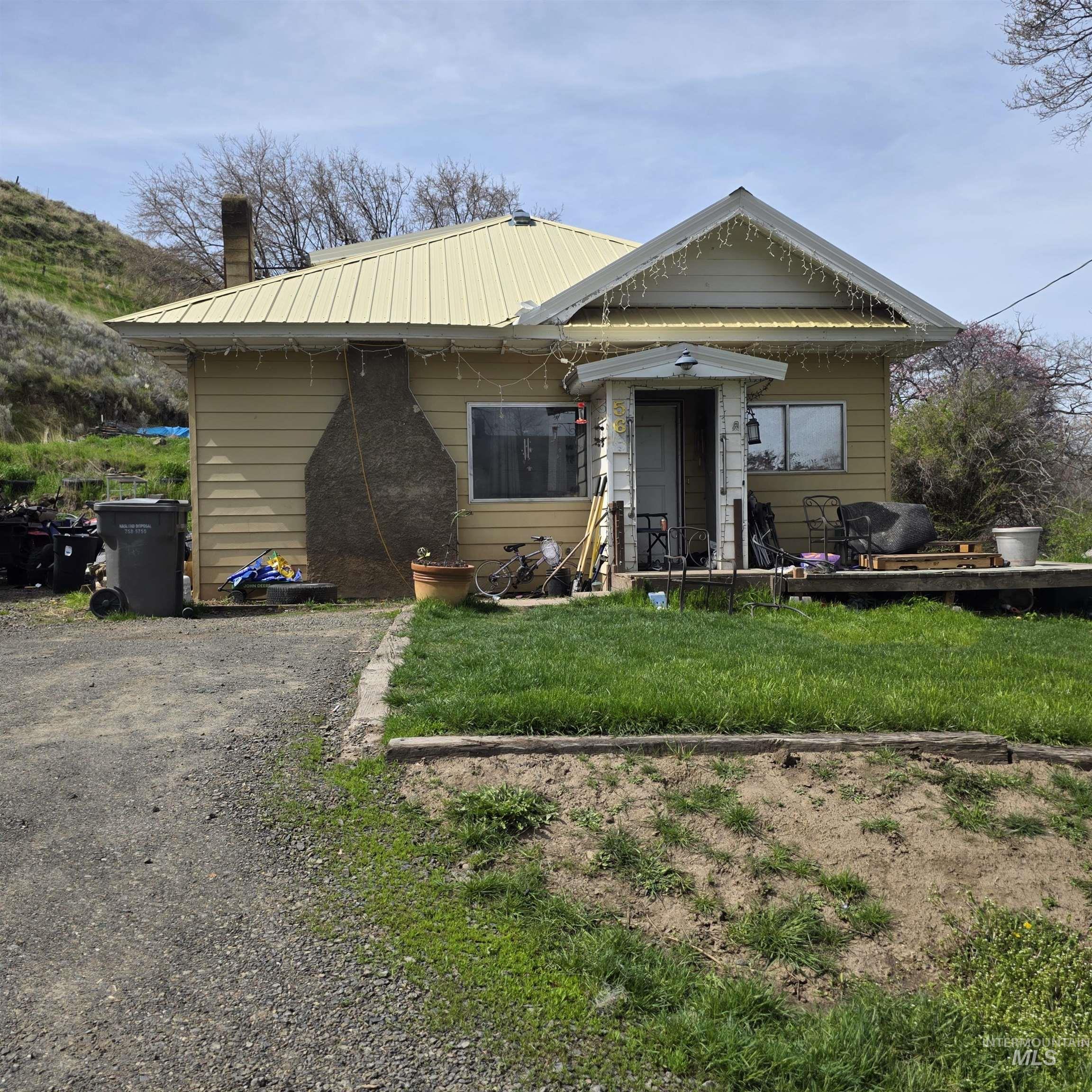 560 8th St Property Photo