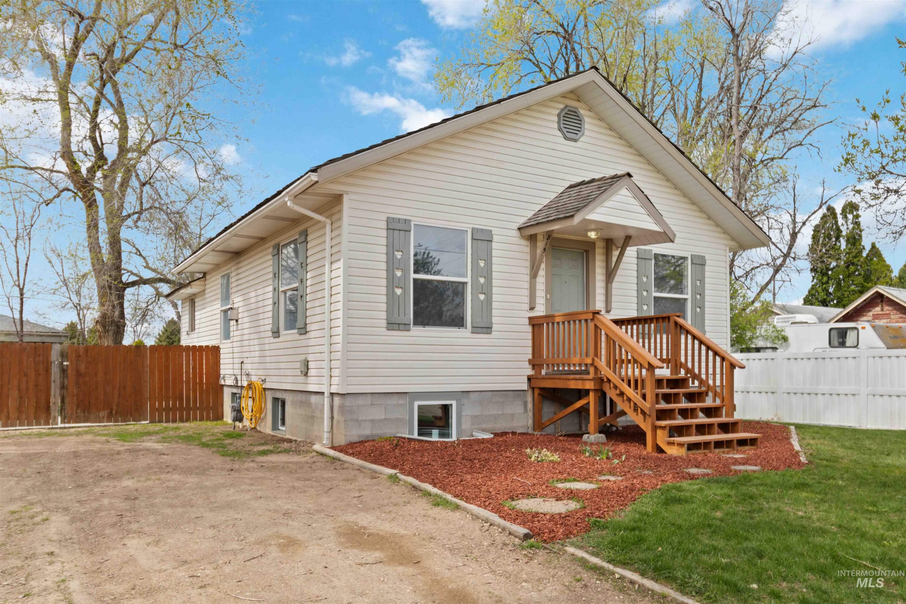 815 S Chestnut Property Photo 3