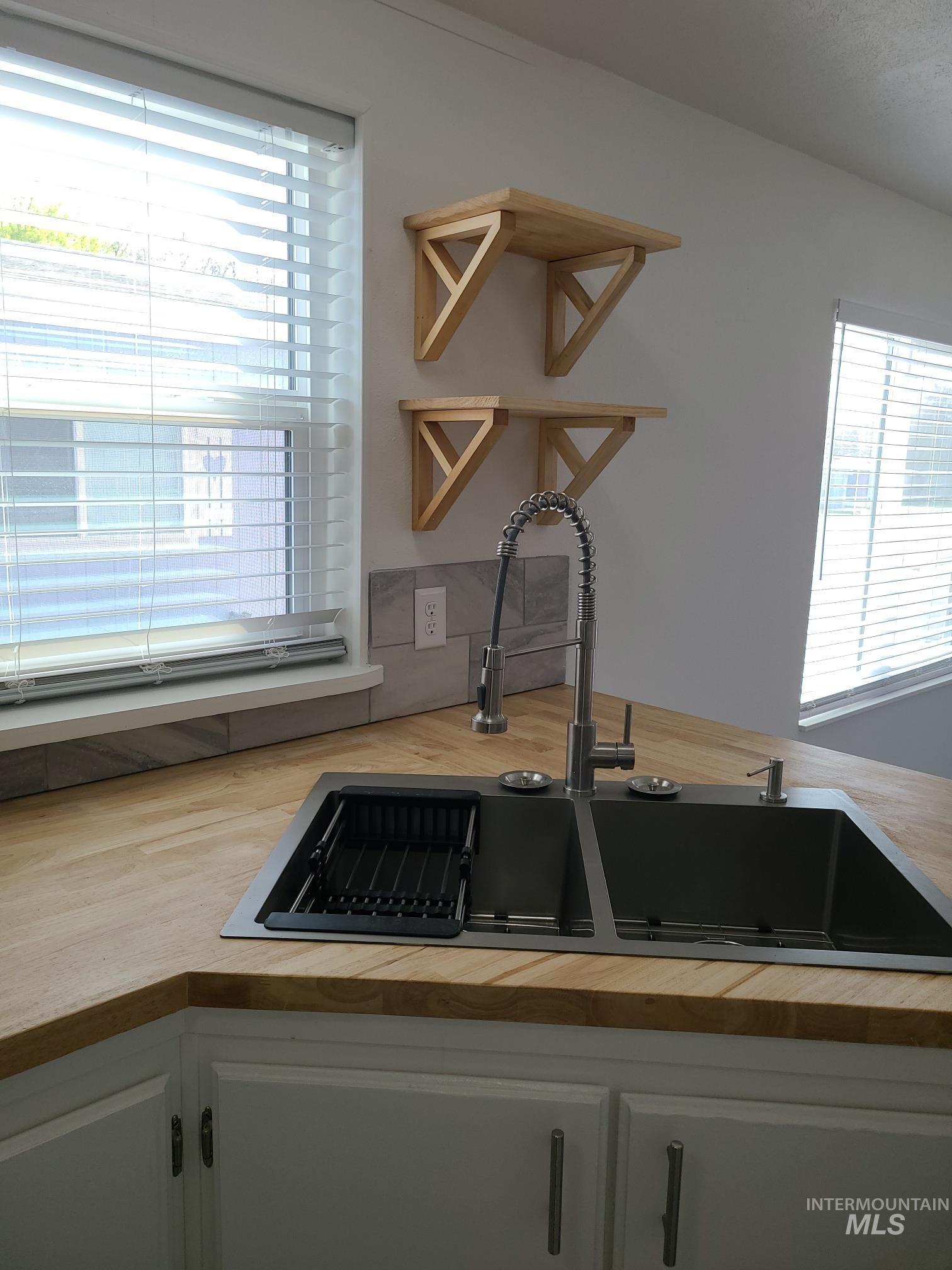 557 N Meadowland Cir Property Photo 8