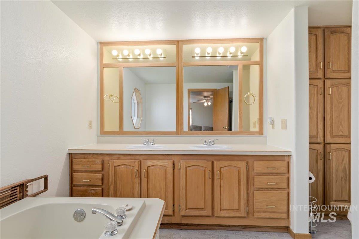 8530 Lake Shore Drive Property Photo 17