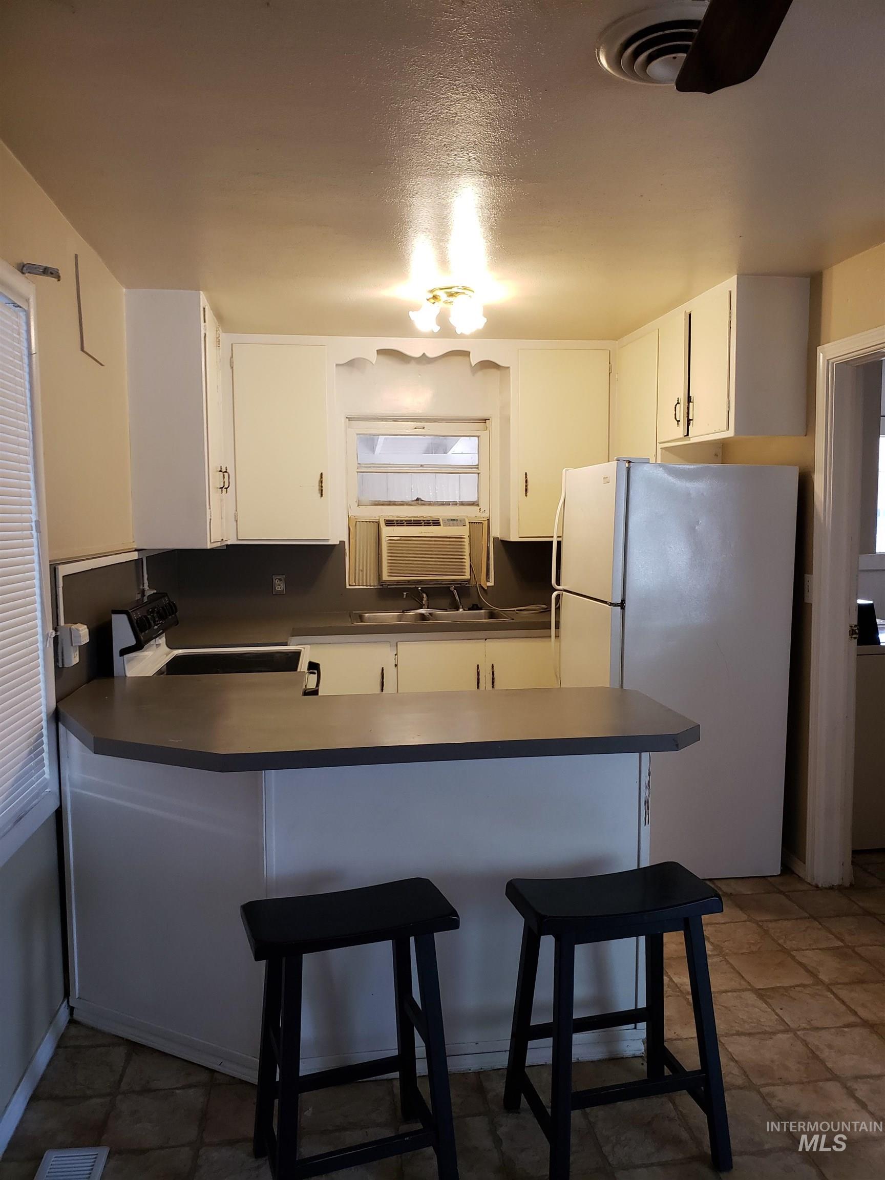 3610 W Moore St Property Photo 6