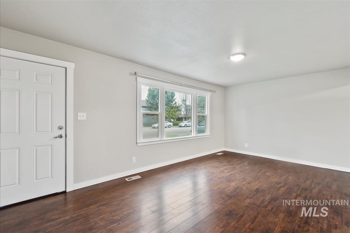 2719 W Cherry Property Photo 4