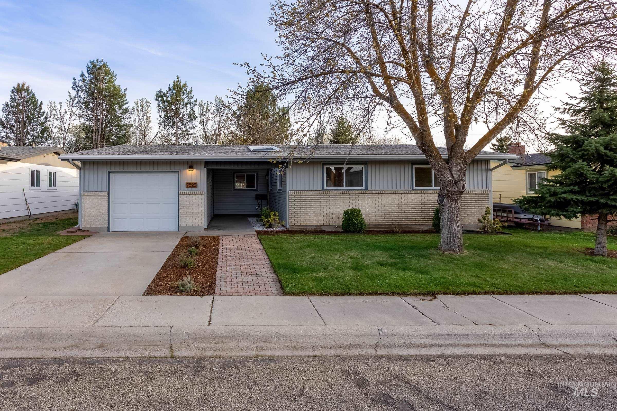 7525 W Maxwell Drive Property Photo 1