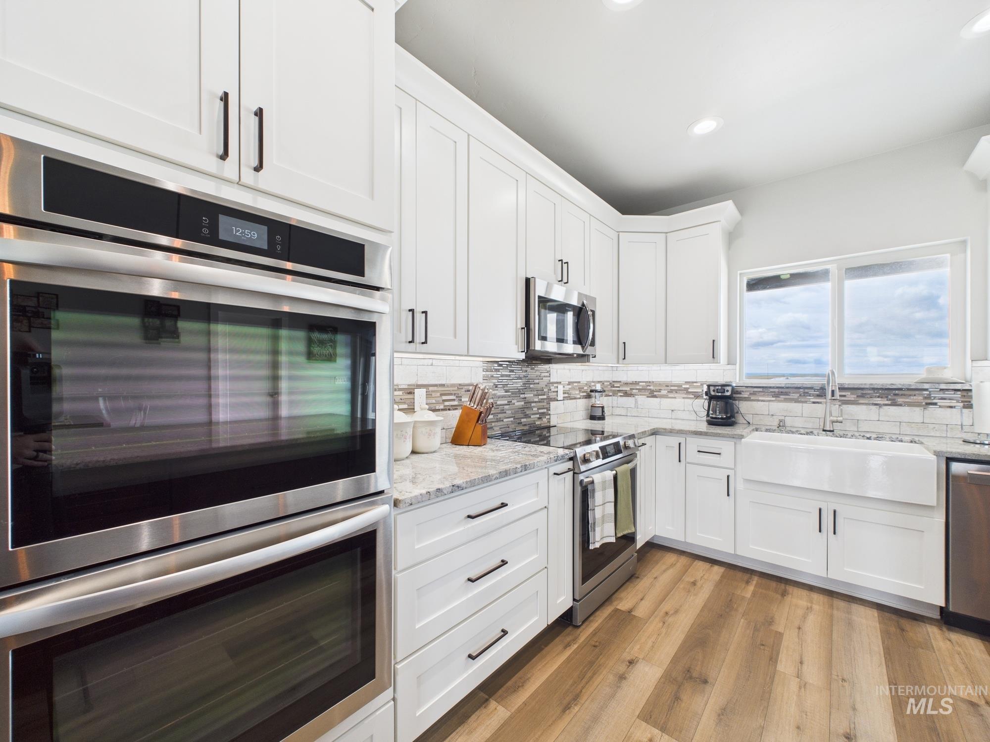 665 Tower Lane Property Photo 12