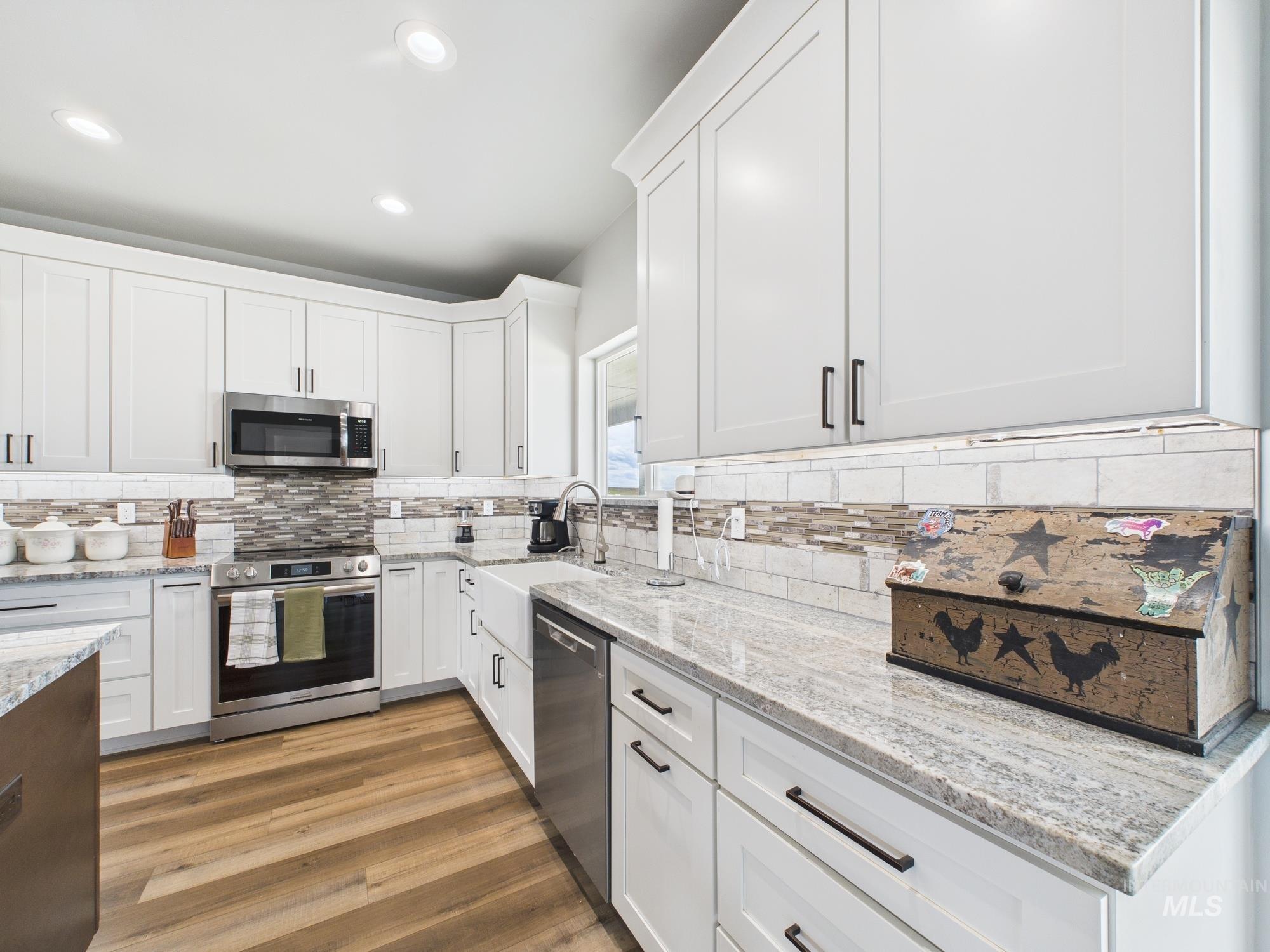 665 Tower Lane Property Photo 14