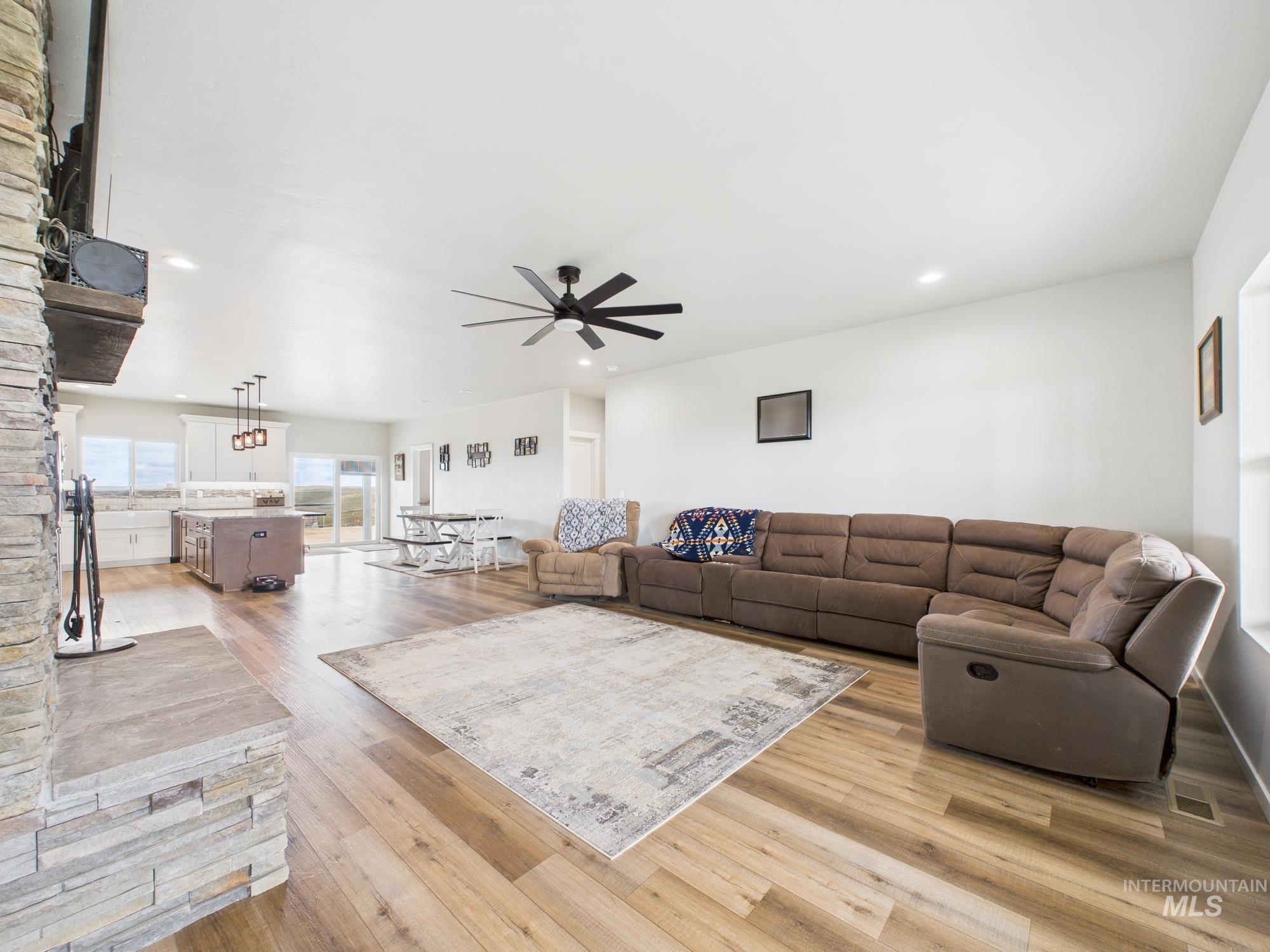 665 Tower Lane Property Photo 19