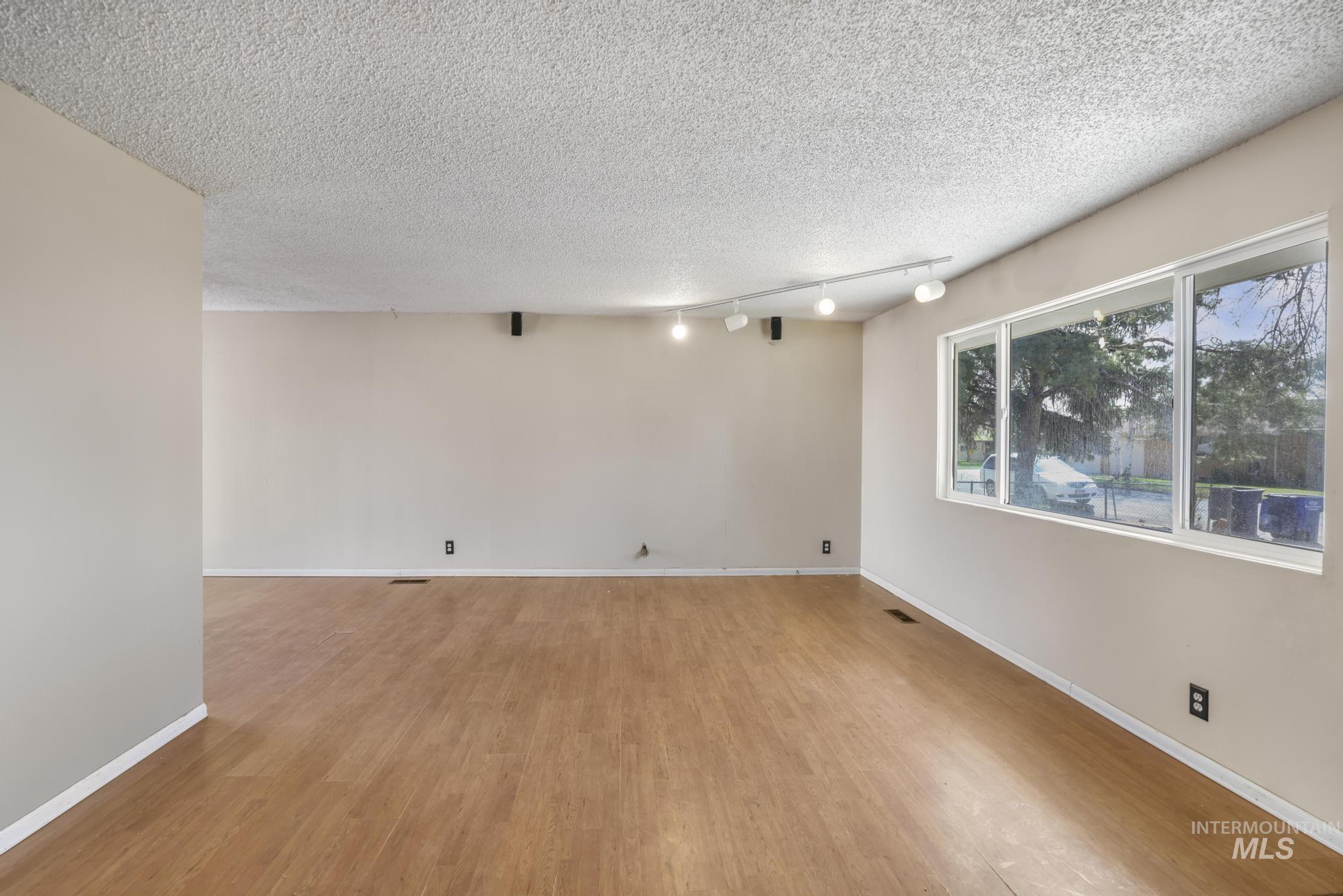 1406 Olympia Dr Property Photo 3