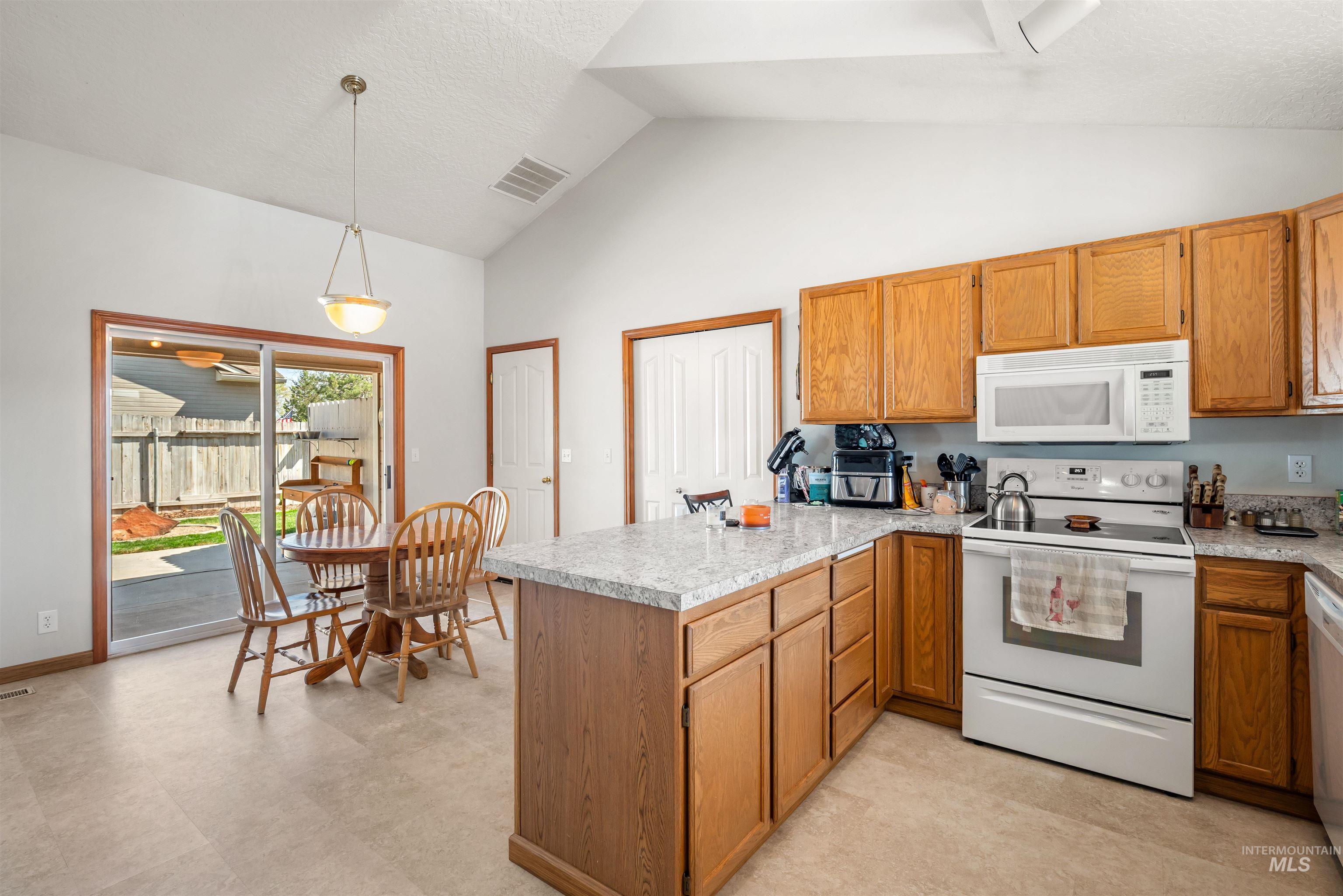 1768 N Victor Ave Property Photo 10