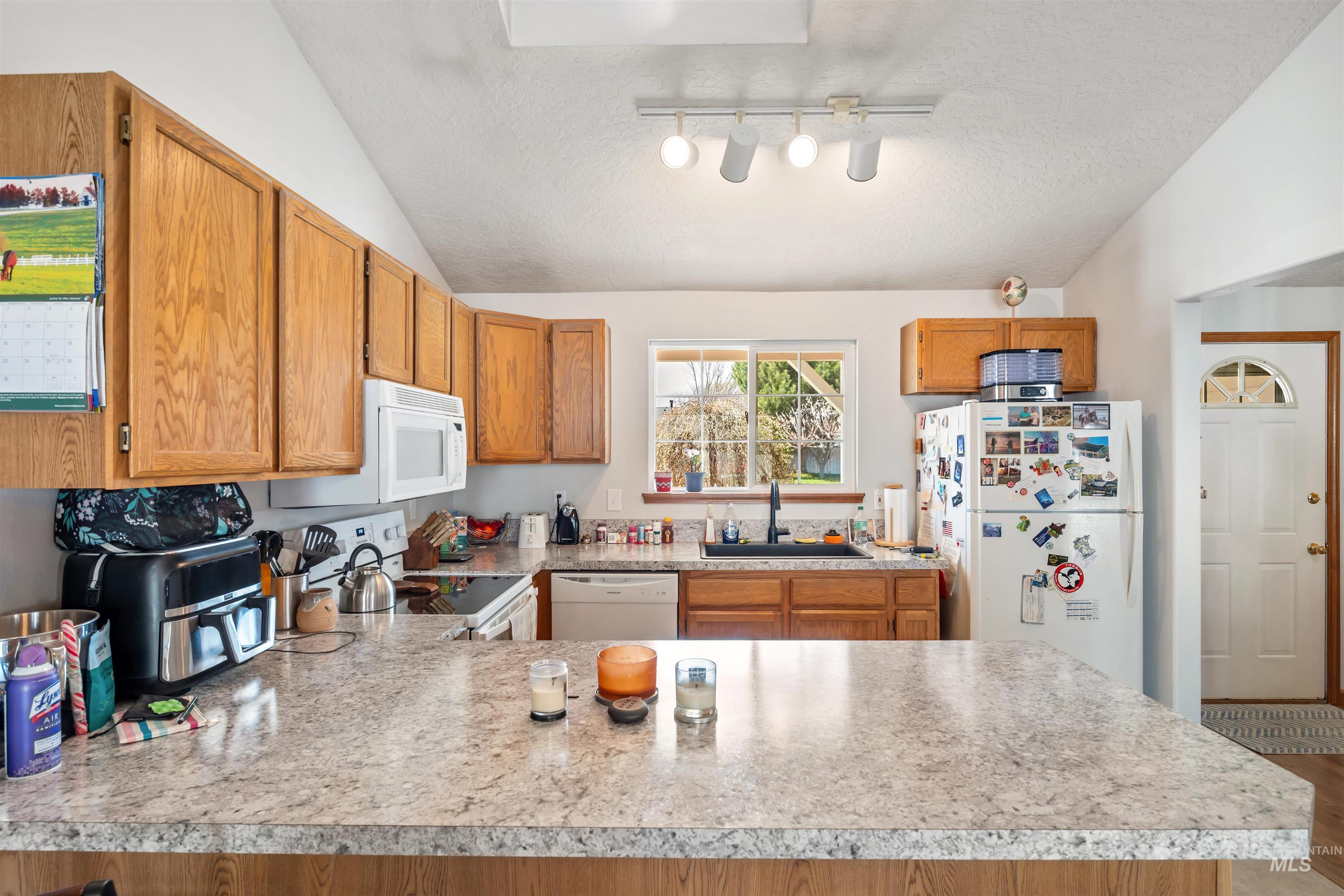 1768 N Victor Ave Property Photo 11