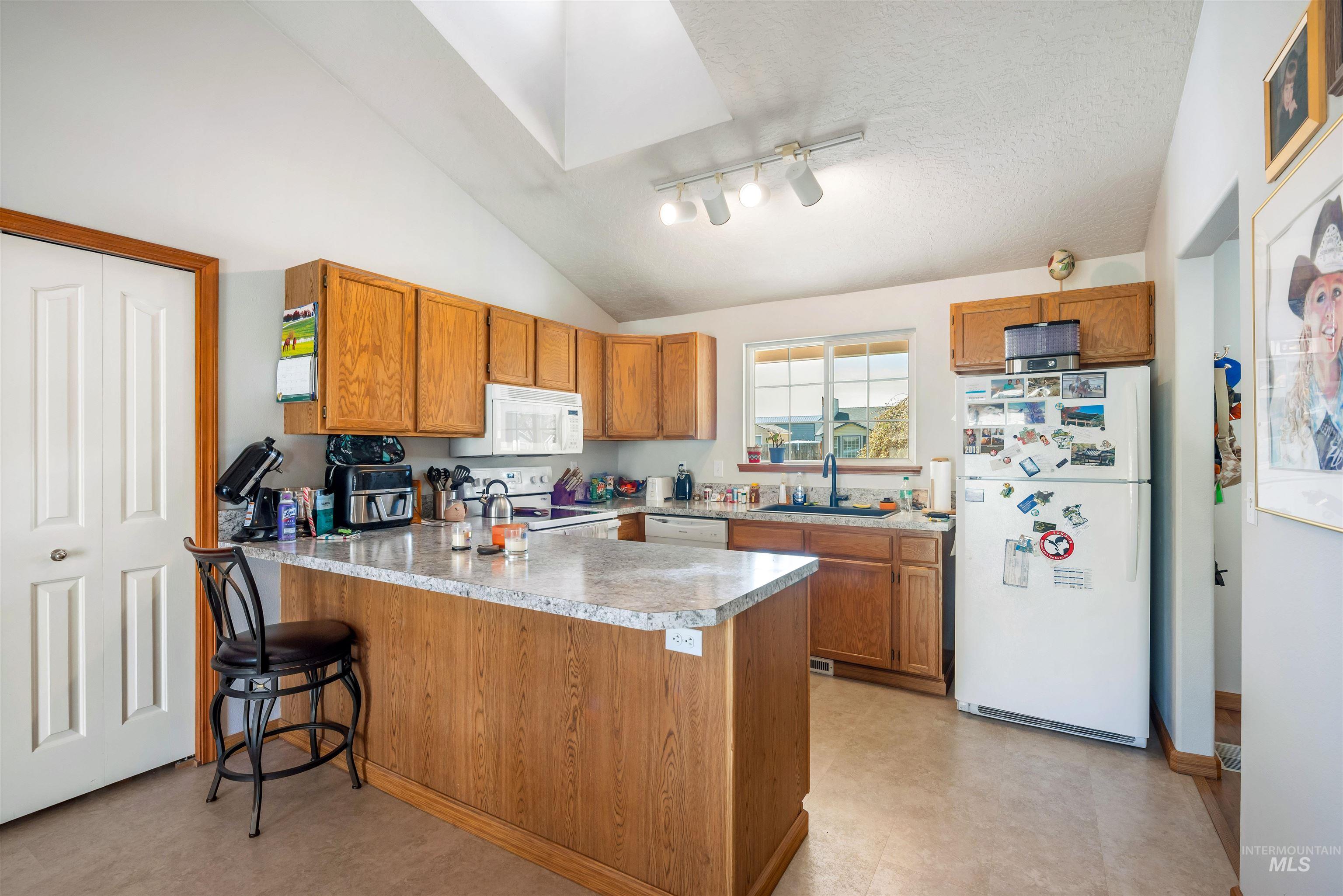 1768 N Victor Ave Property Photo 12
