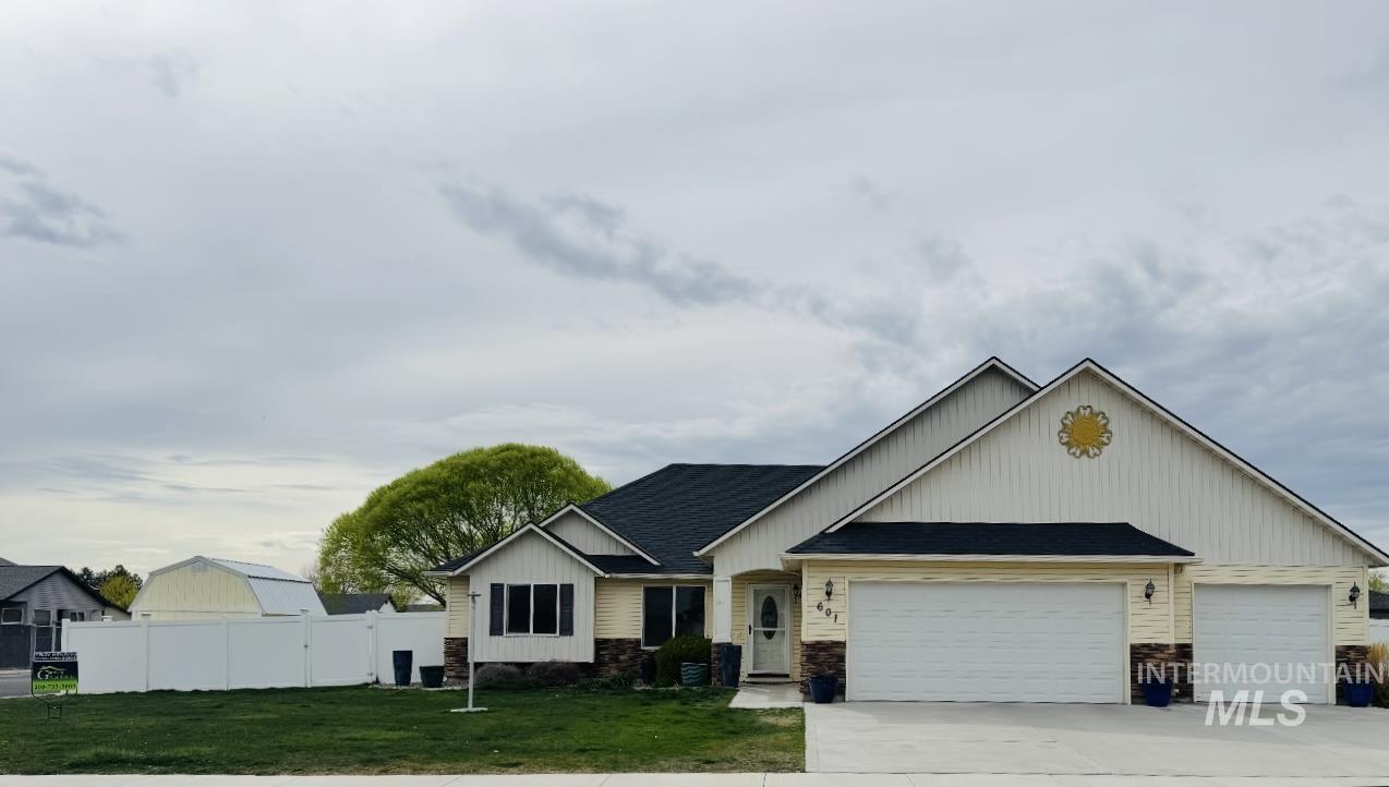 601 Windrow Way Property Photo