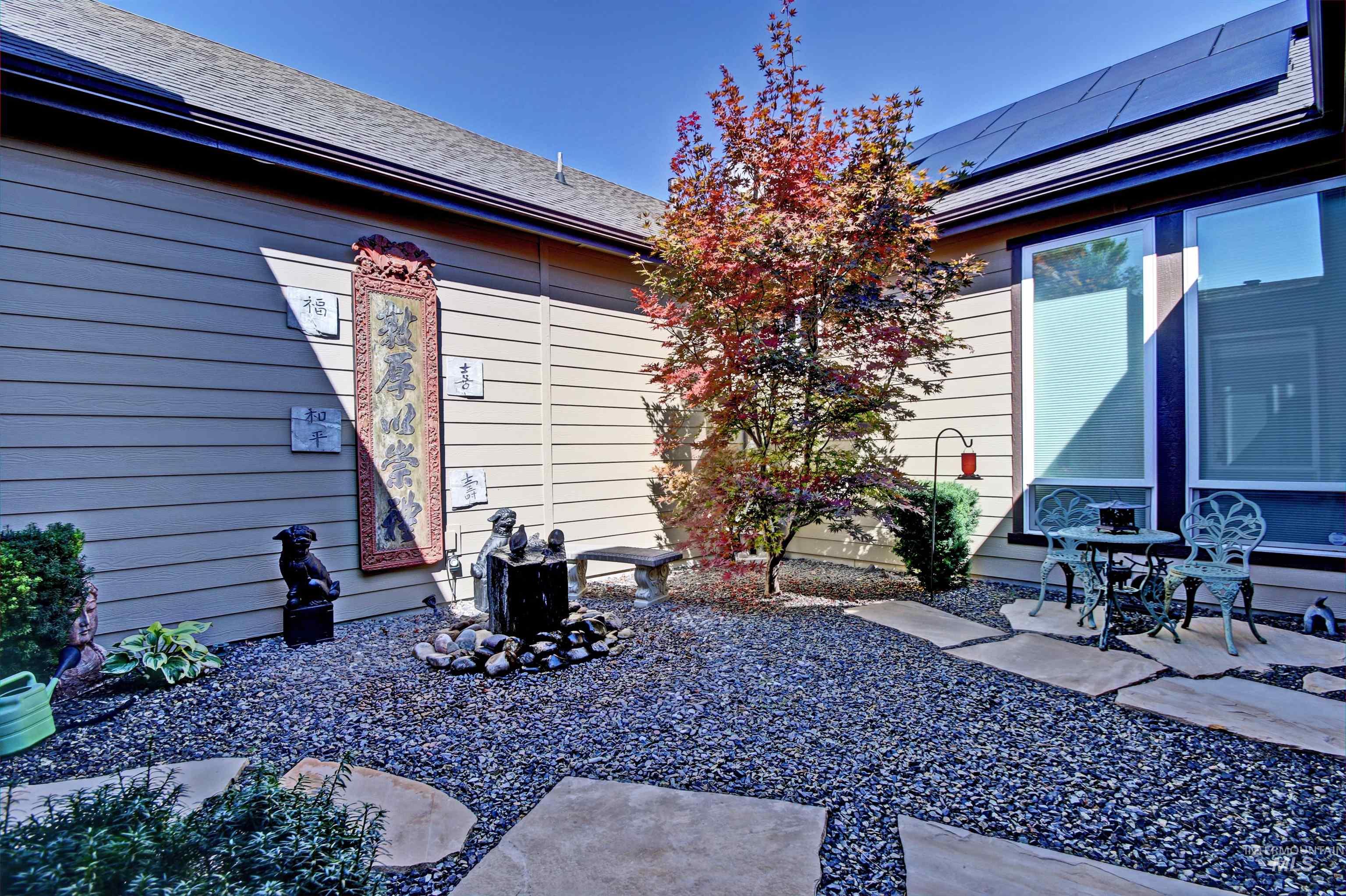 2468 E Lodge Trail Drive Property Photo 4