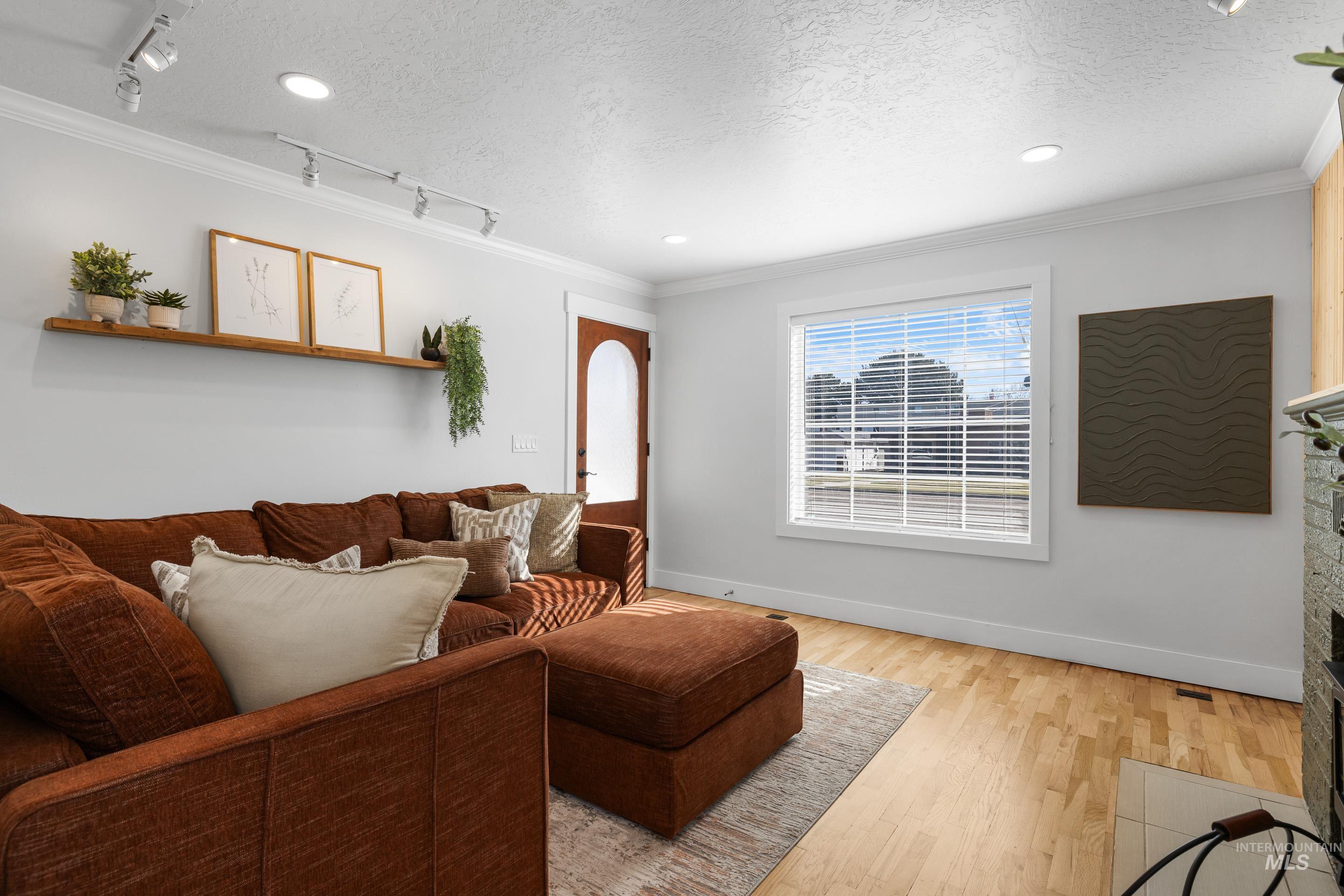 415 S Ivy Property Photo 6