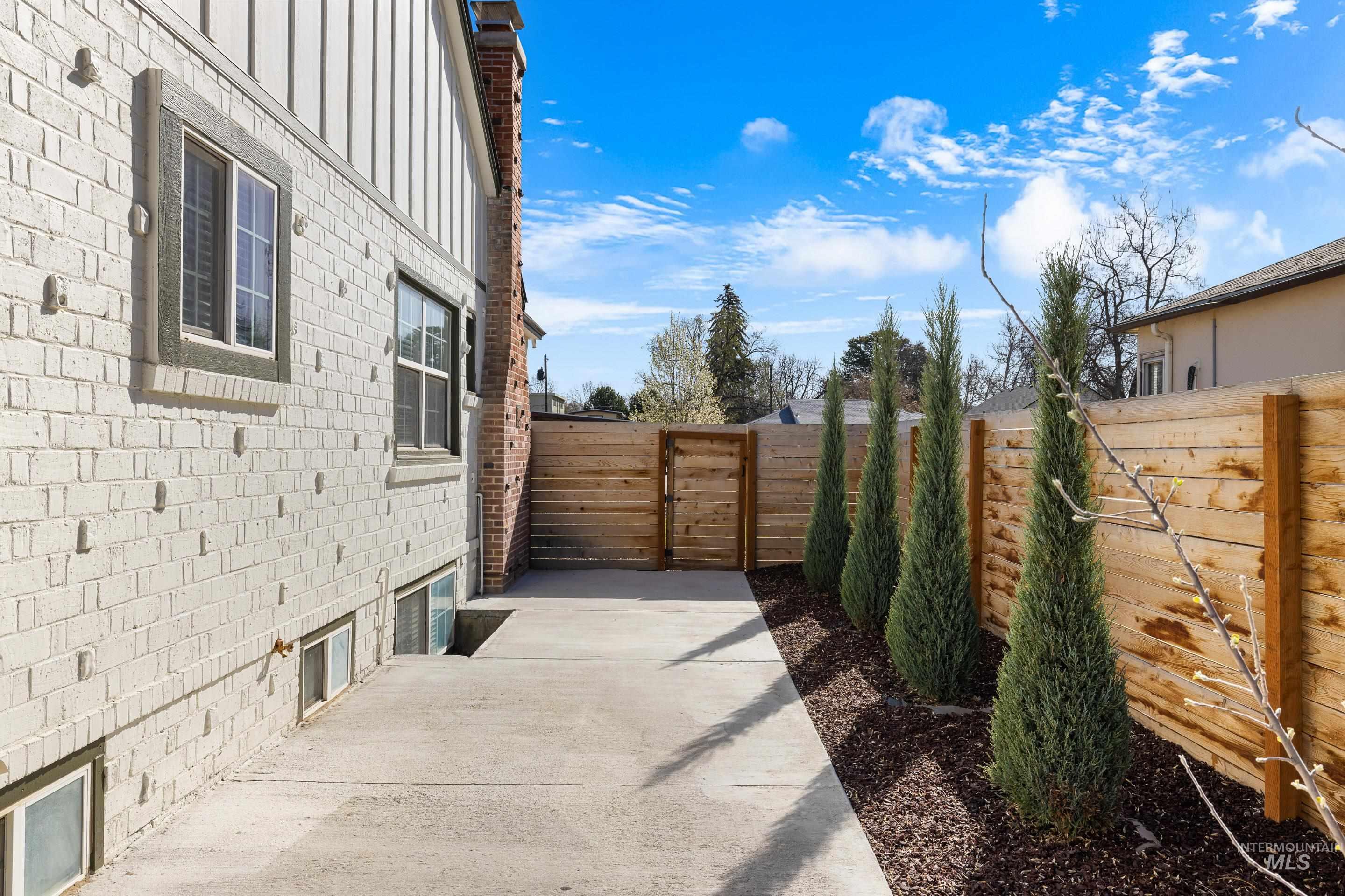 415 S Ivy Property Photo 32