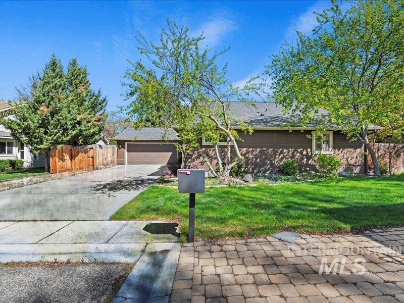 600 W Richmond Lane Property Photo 1