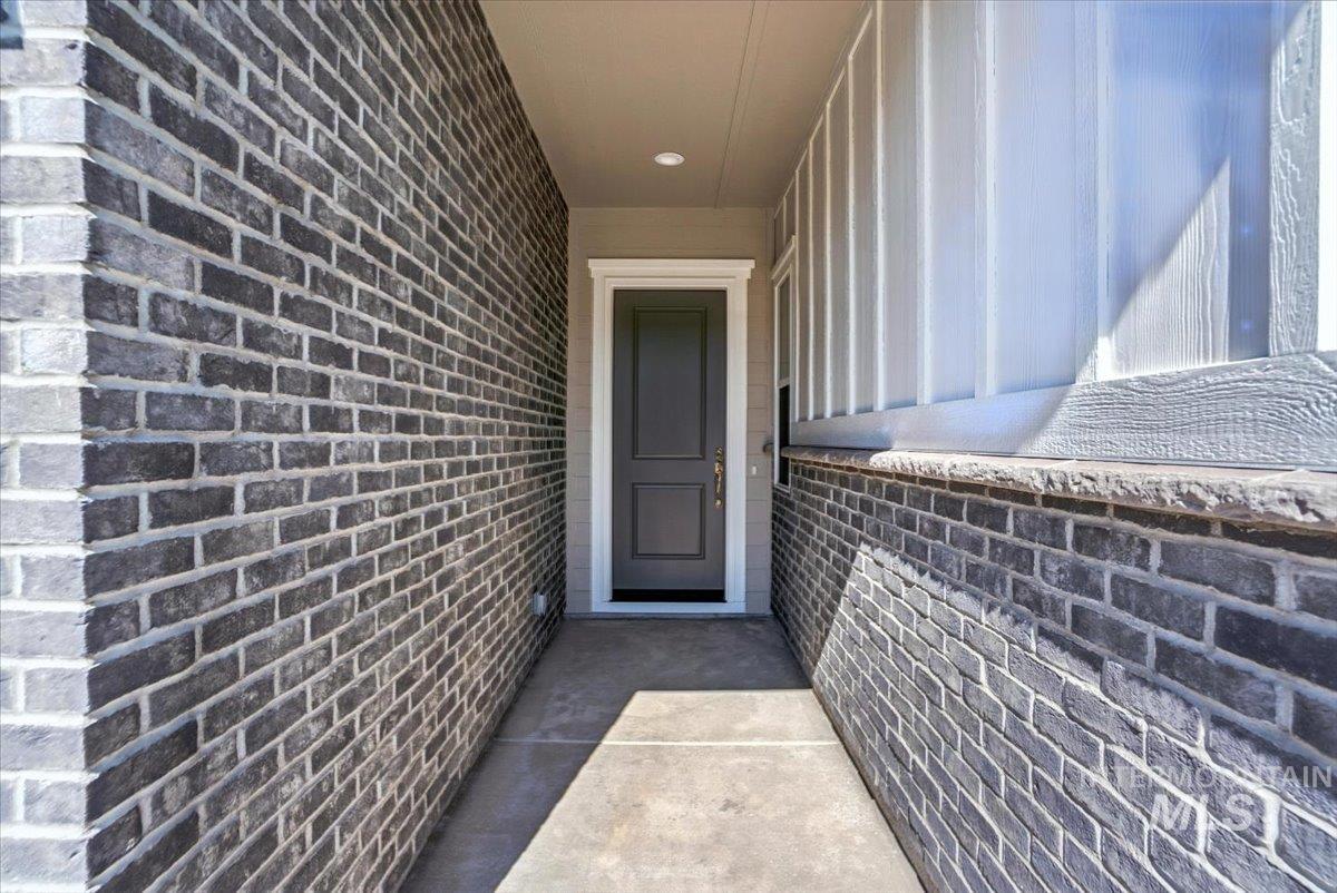 2221 N Mountain Vista Ave Property Photo 2