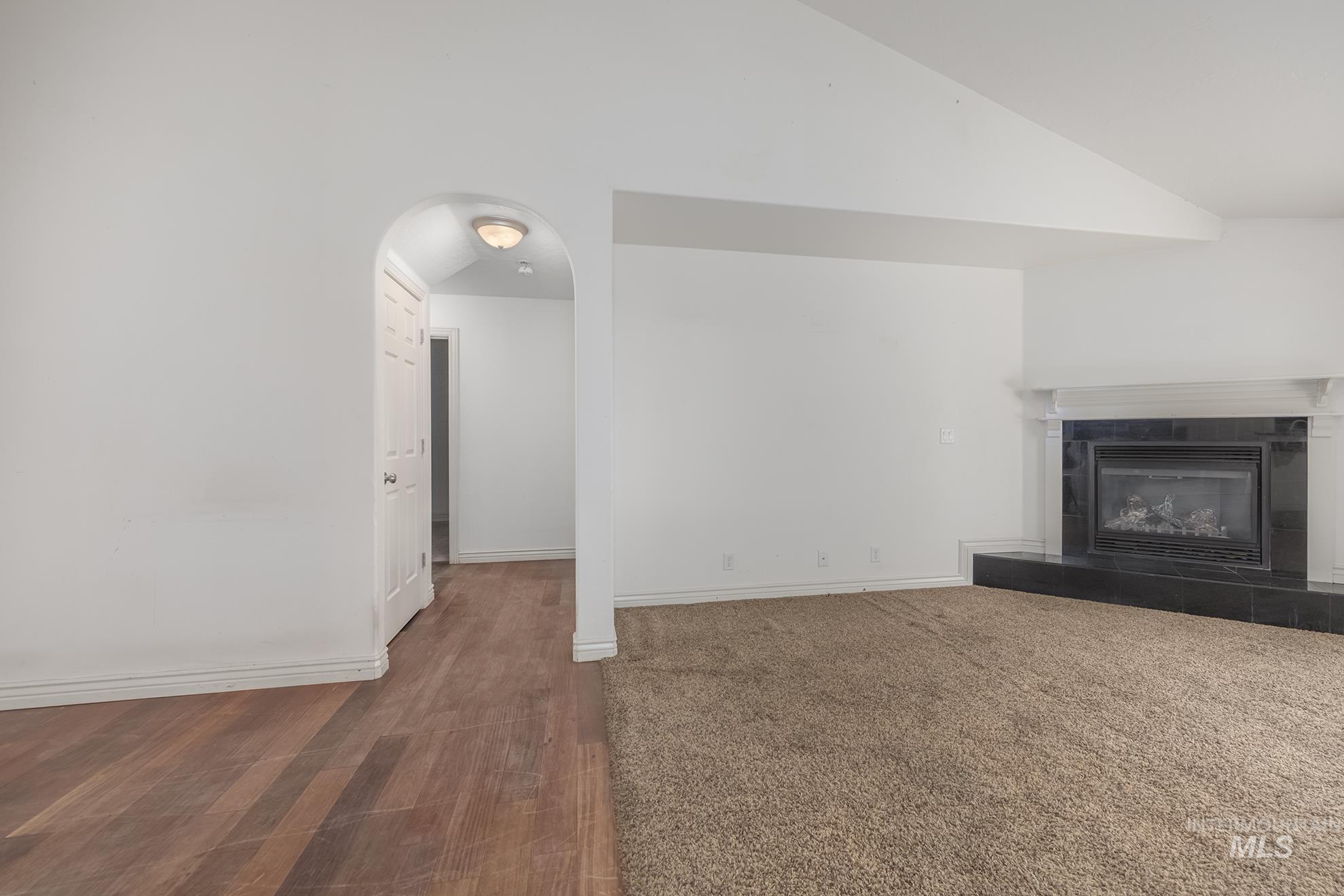 2407 E Locust Lane Property Photo 6