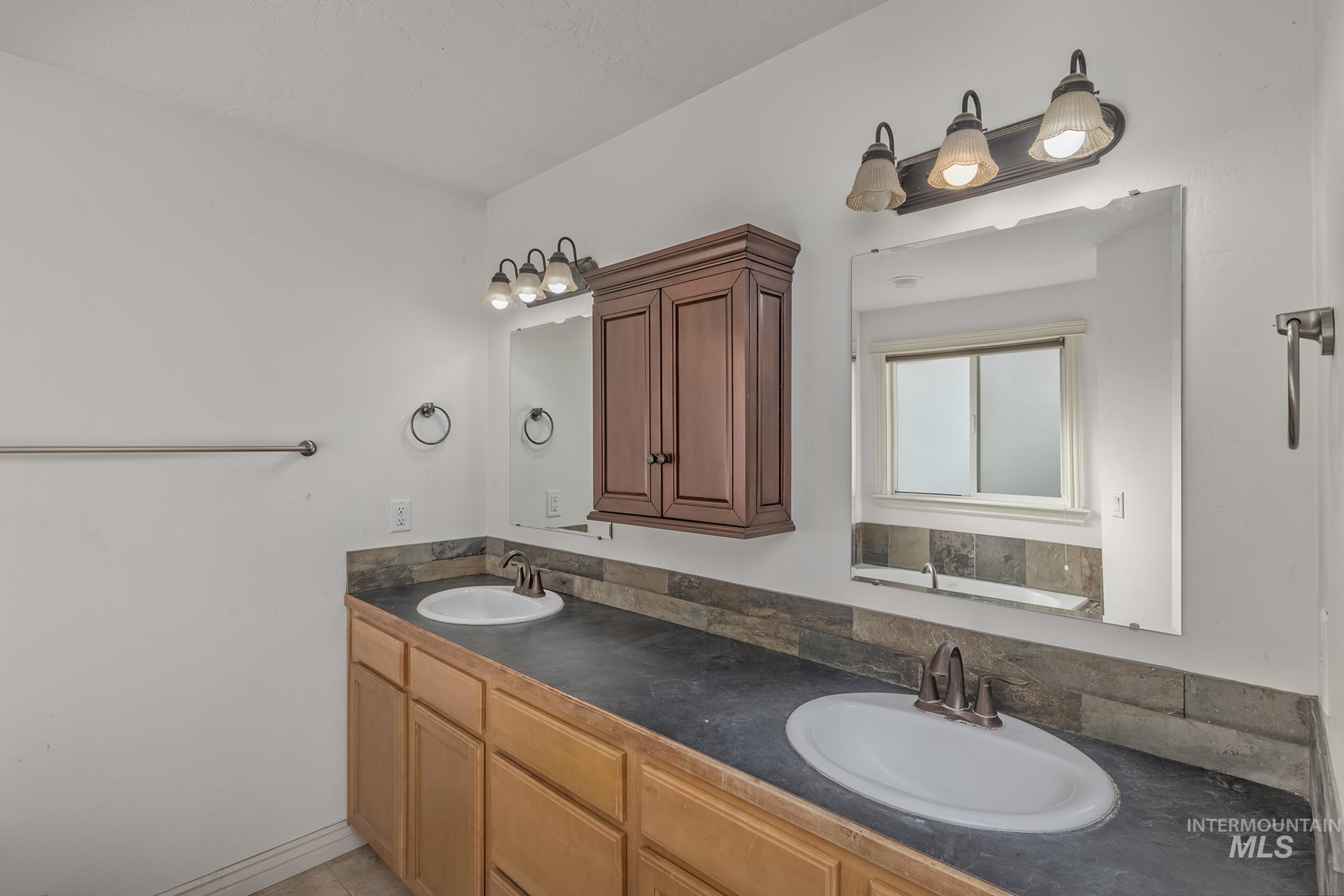2407 E Locust Lane Property Photo 13