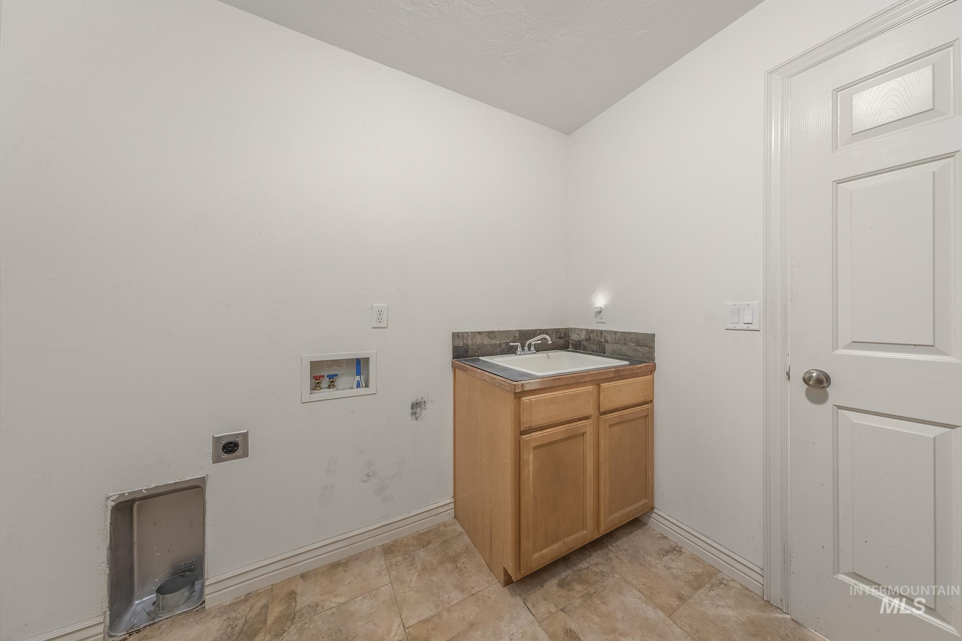 2407 E Locust Lane Property Photo 17