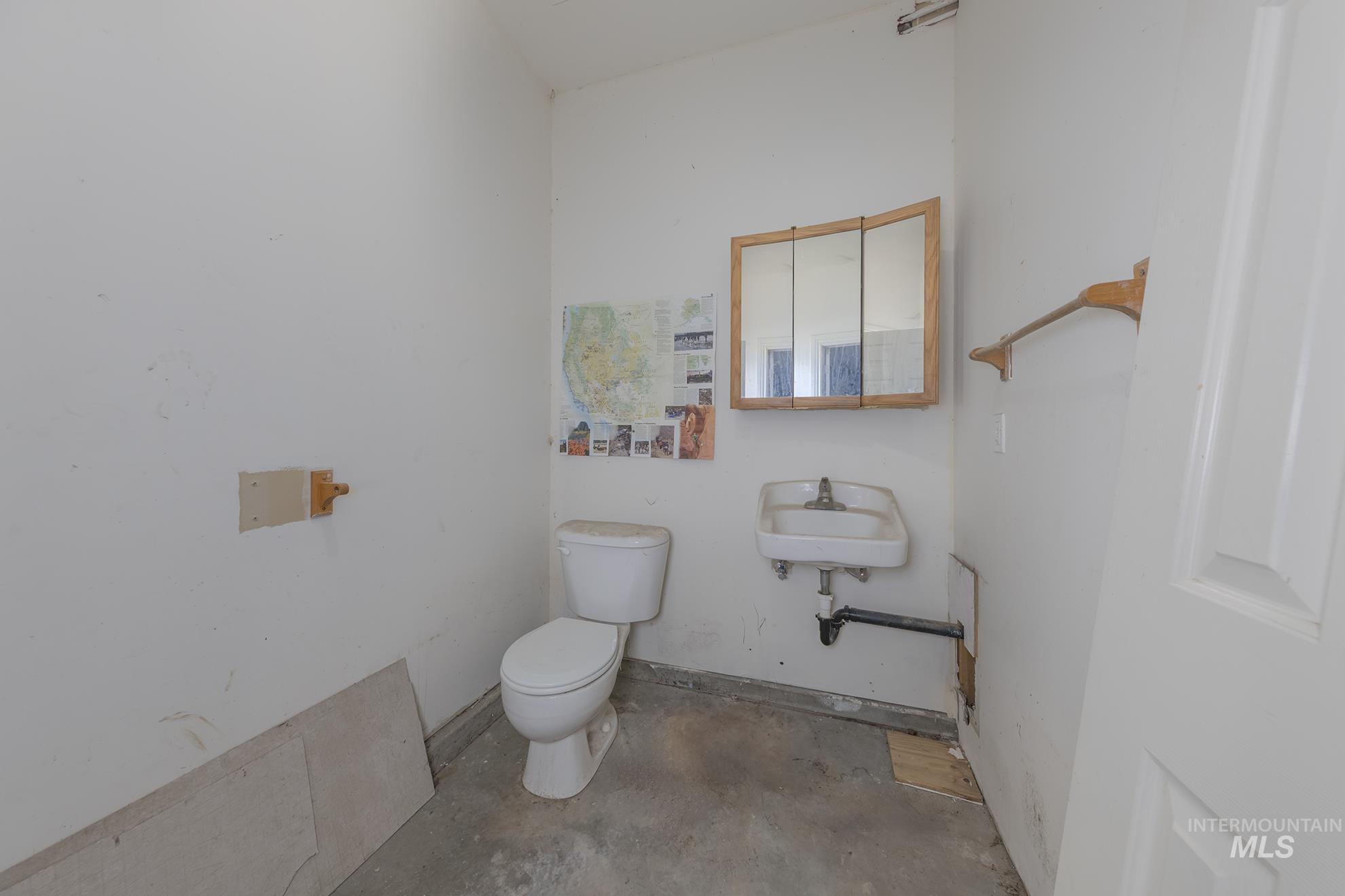 2407 E Locust Lane Property Photo 34