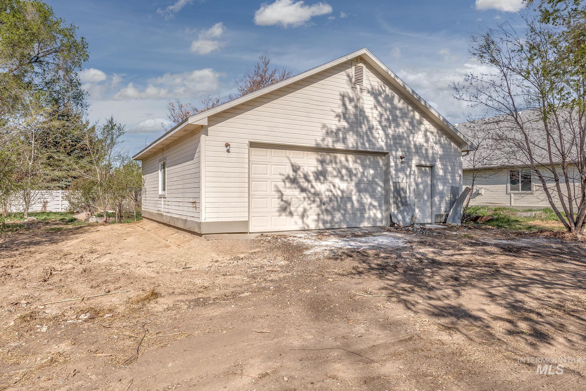 2407 E Locust Lane Property Photo 45