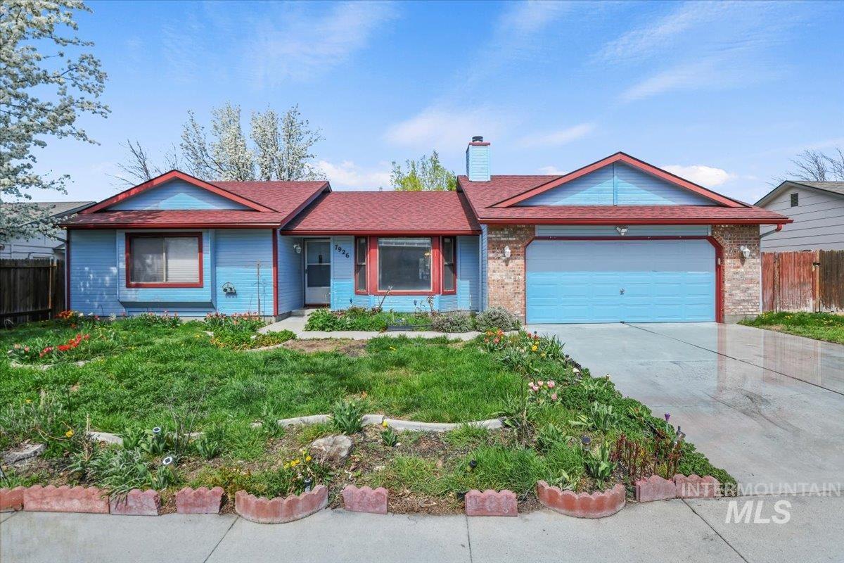 7926 W Tillamook Drive Property Photo 1