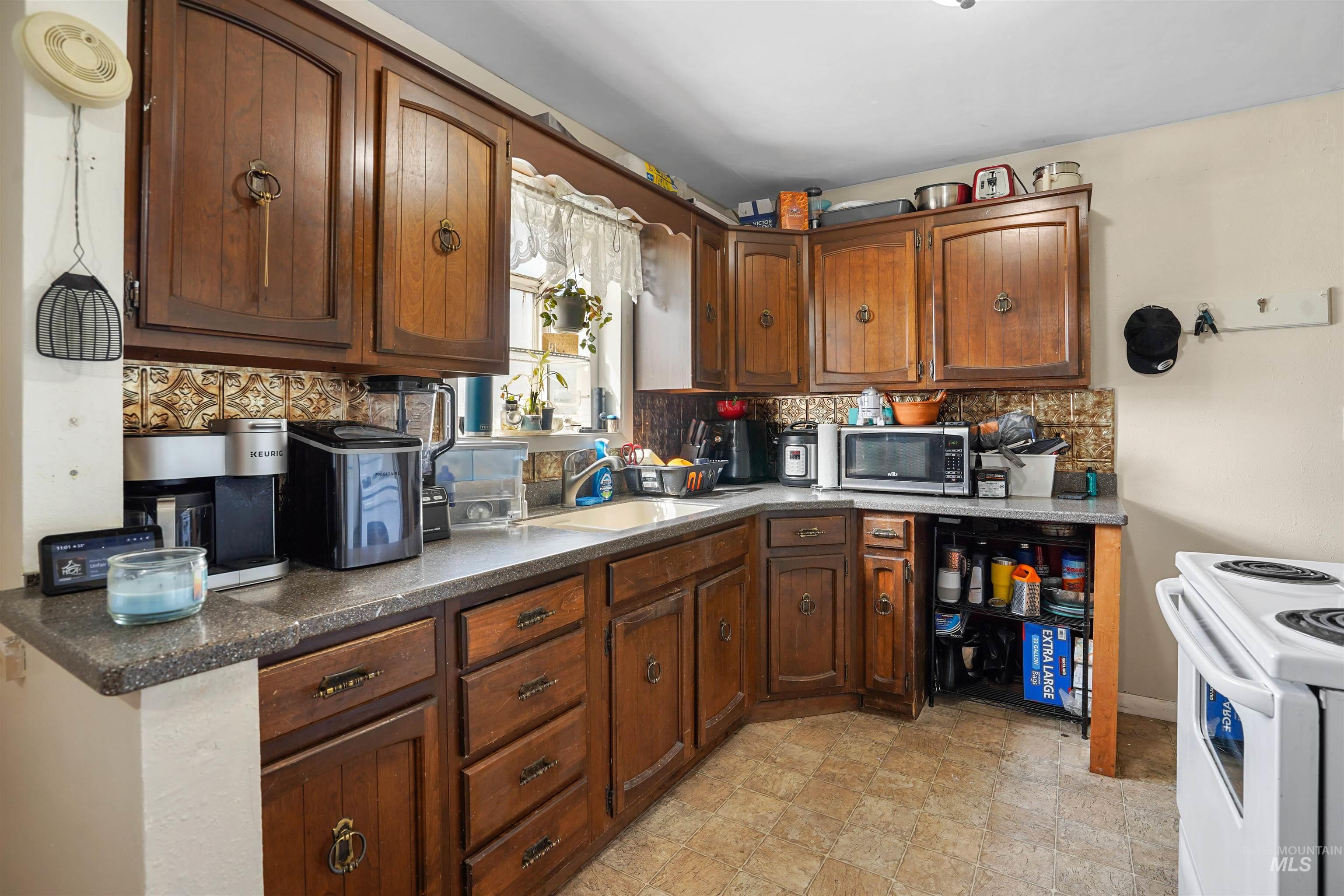 1817 Granada Drive Property Photo 4