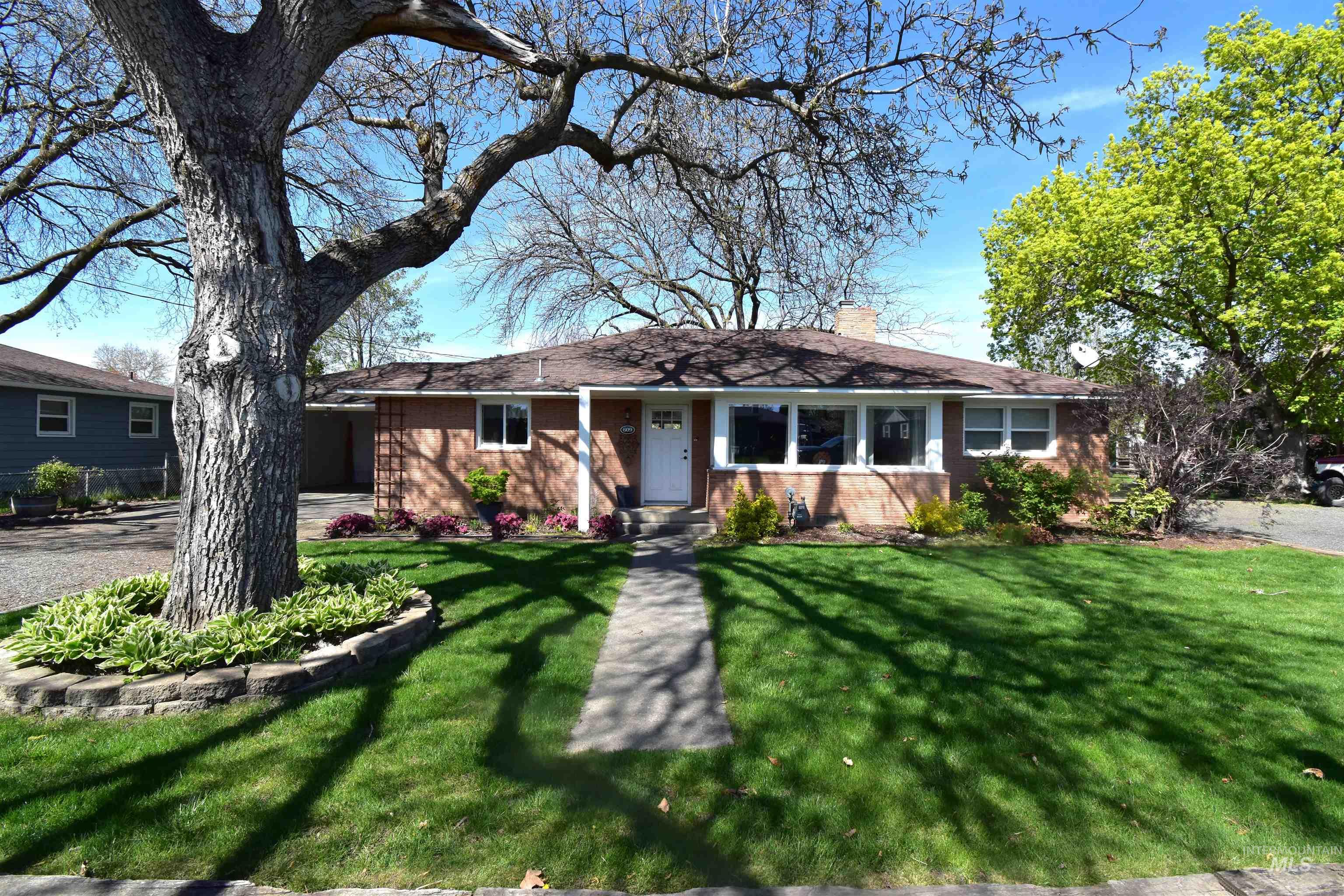 609 Burrell Ave Property Photo