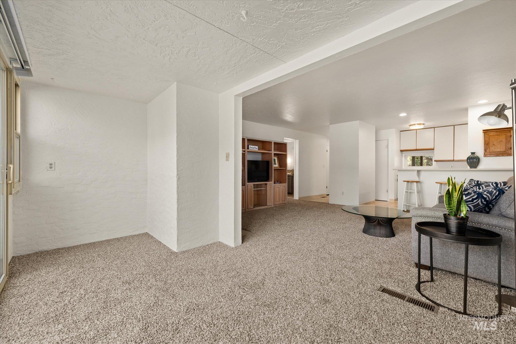 1056 N Camelot Dr Property Photo 4