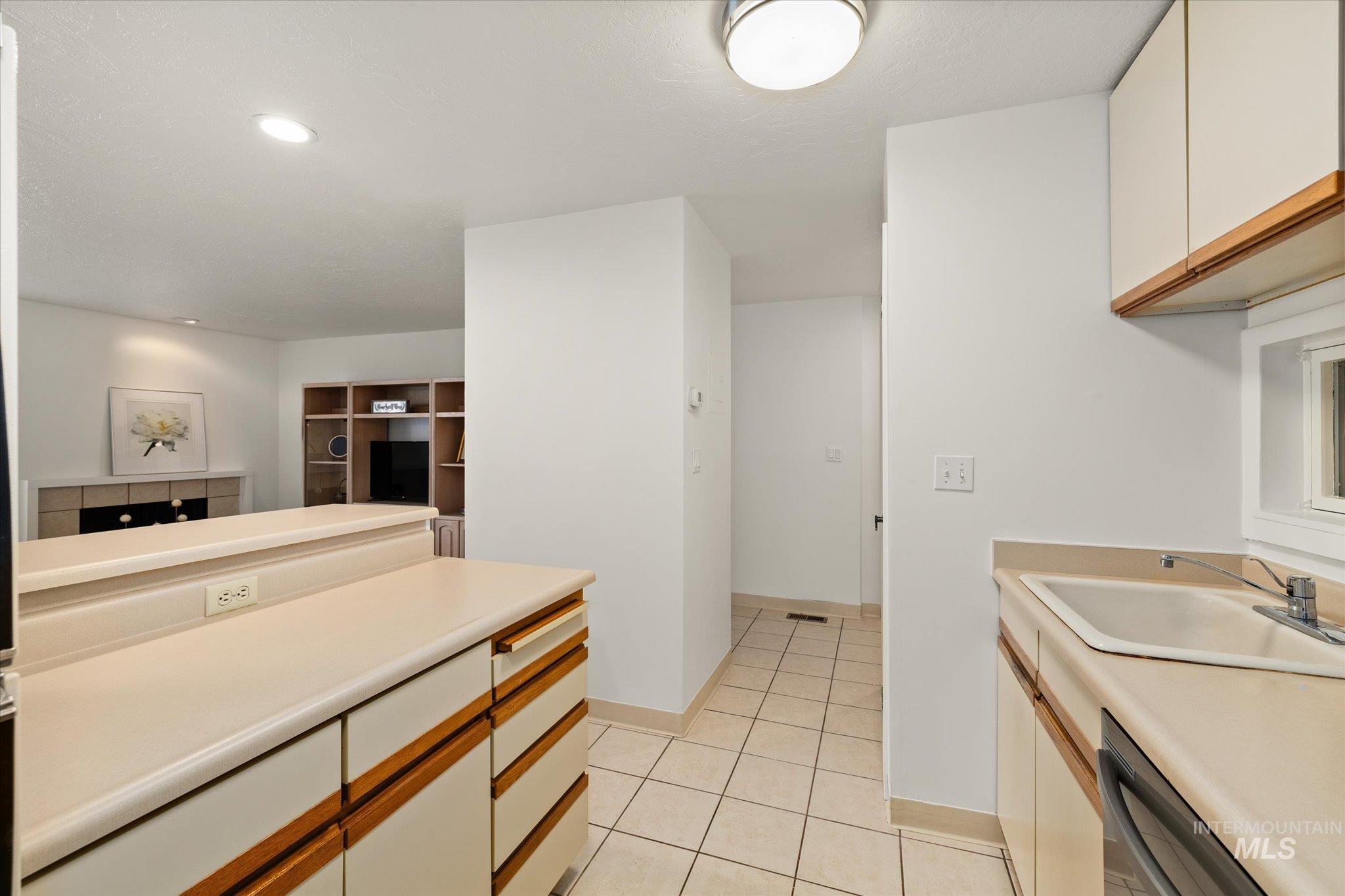 1056 N Camelot Dr Property Photo 12