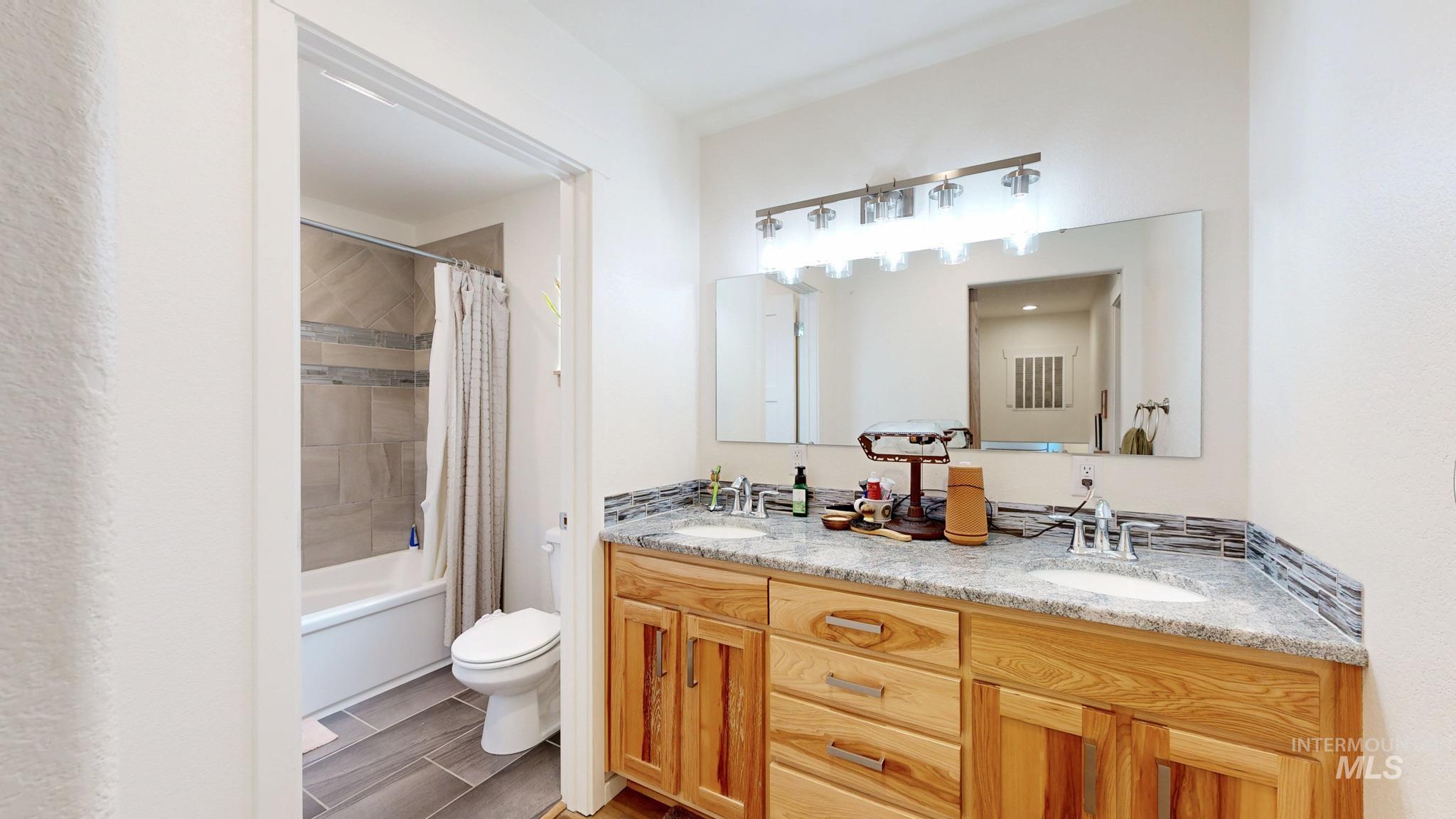 2509 Castleford Property Photo 17