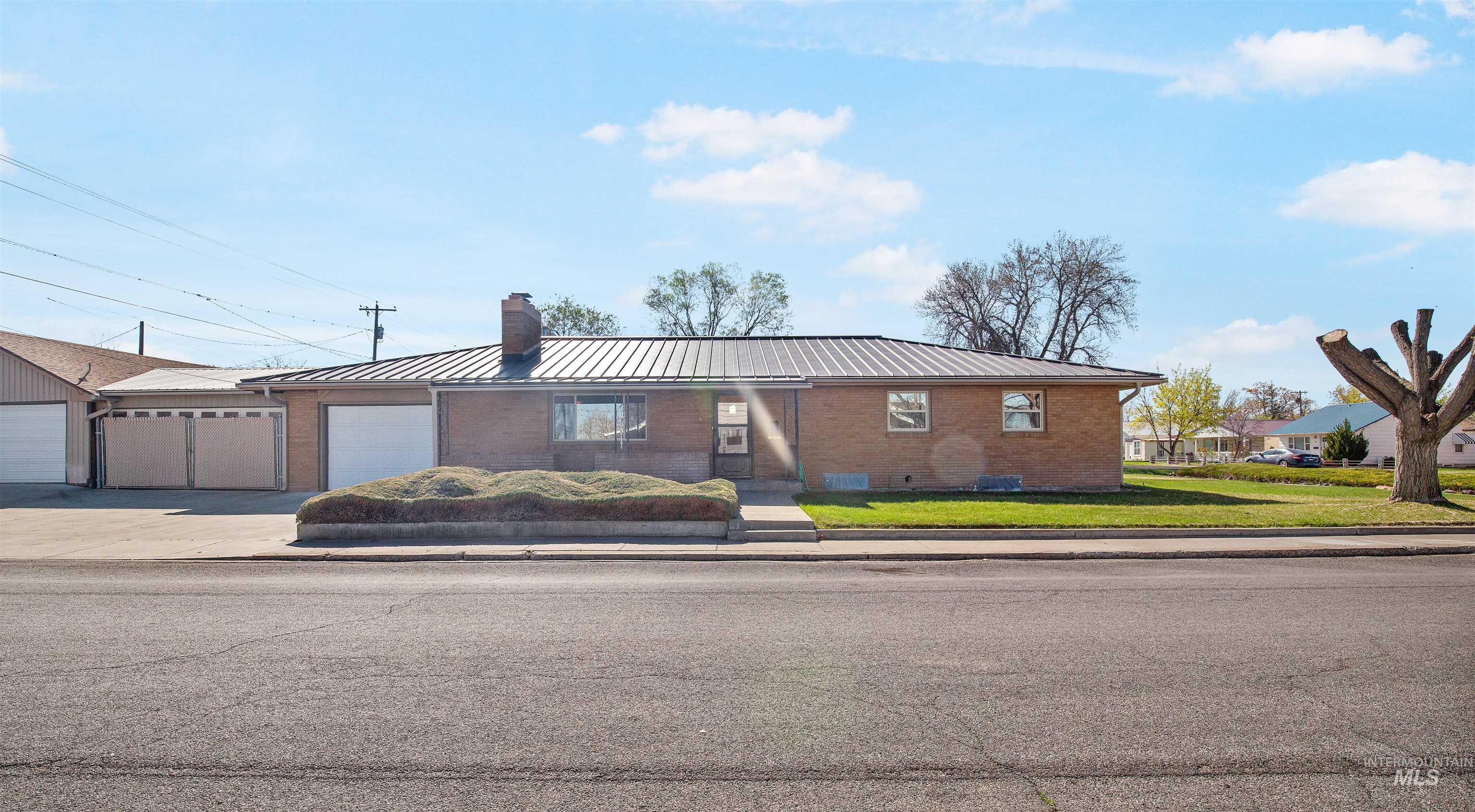 1019 Birch St Property Photo 4