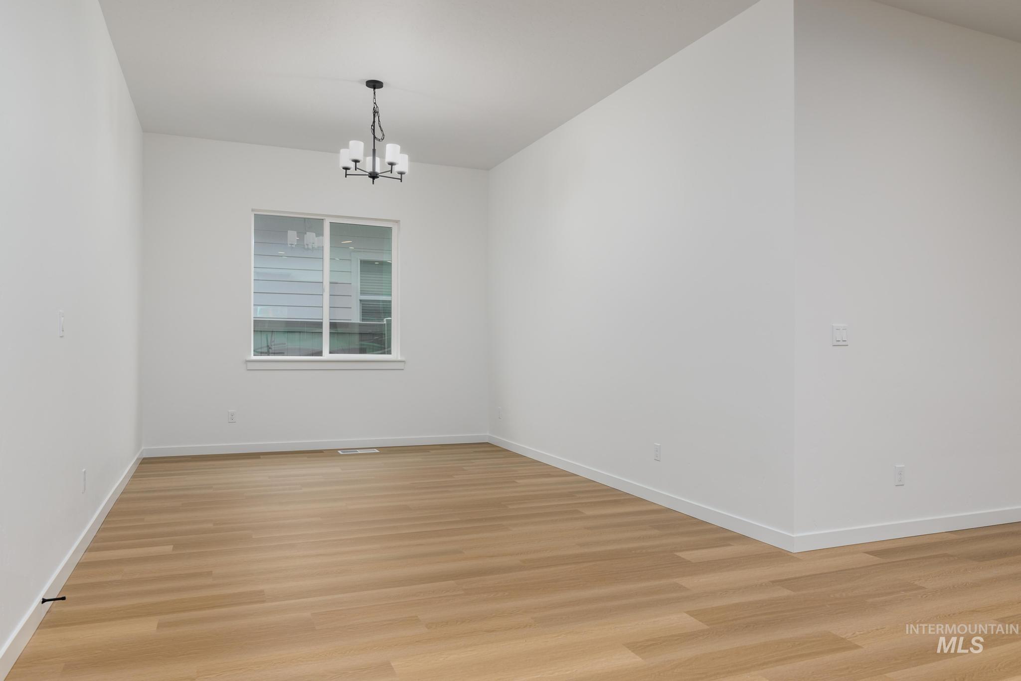 8572 W Chamblee St Property Photo 4