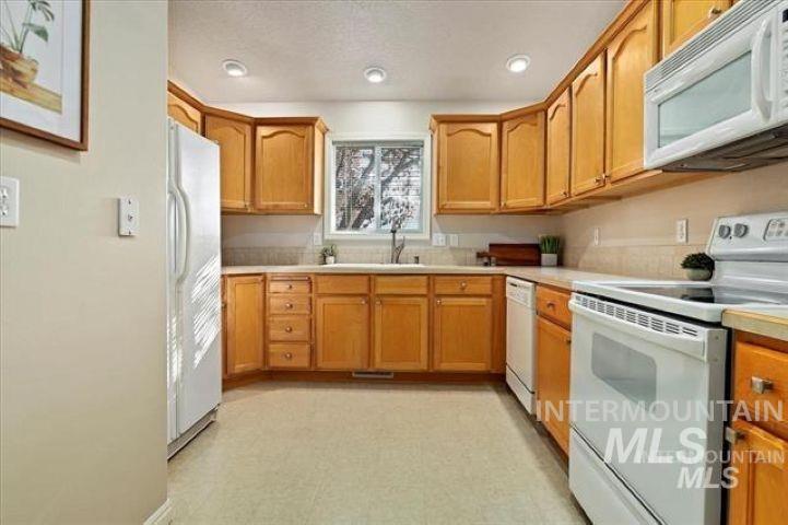 6066 N Lake Shore Ave. Property Photo 10