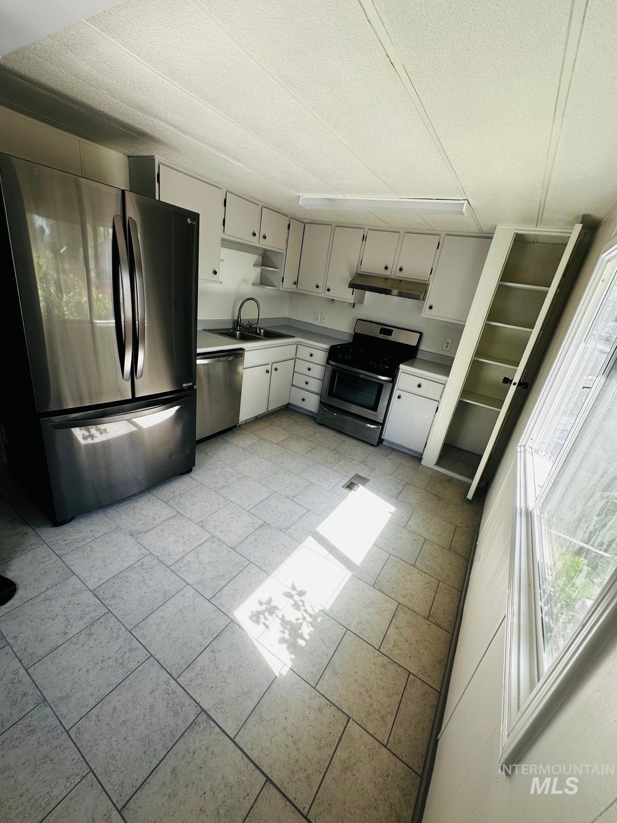 3037 N Kimball St Property Photo 8