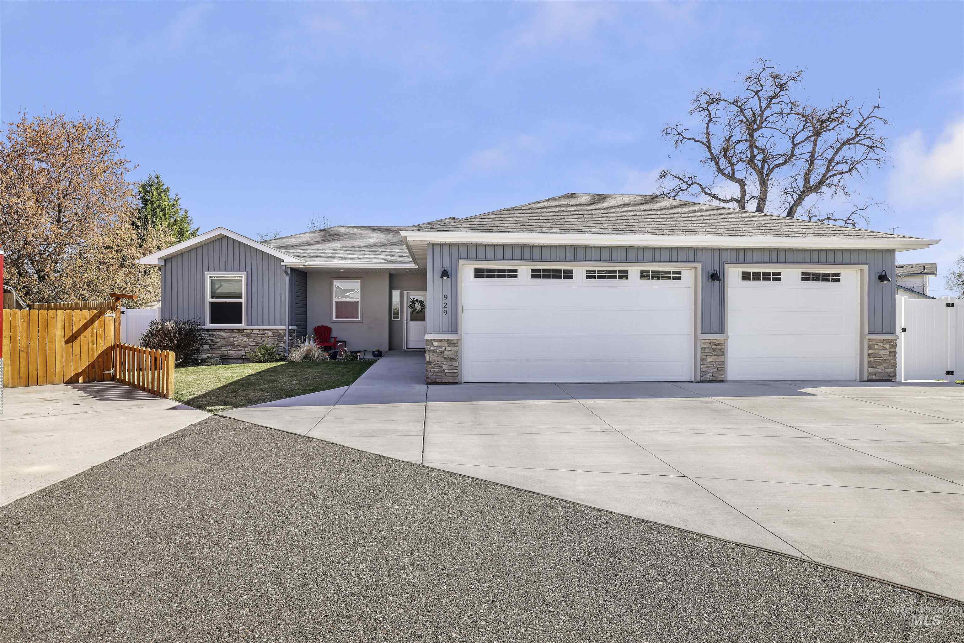 929 Applewood Dr Property Photo