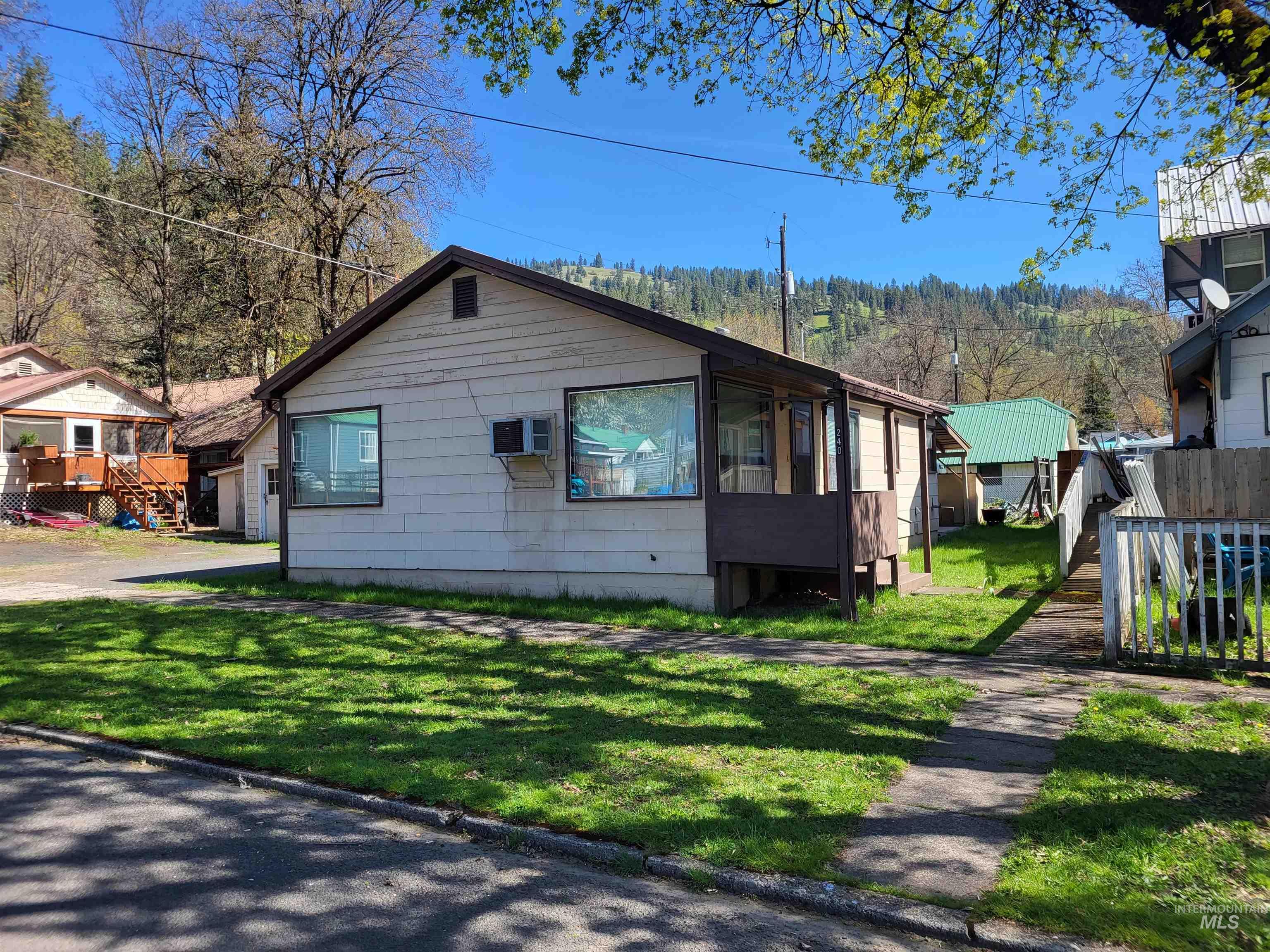 240 N D Street Property Photo