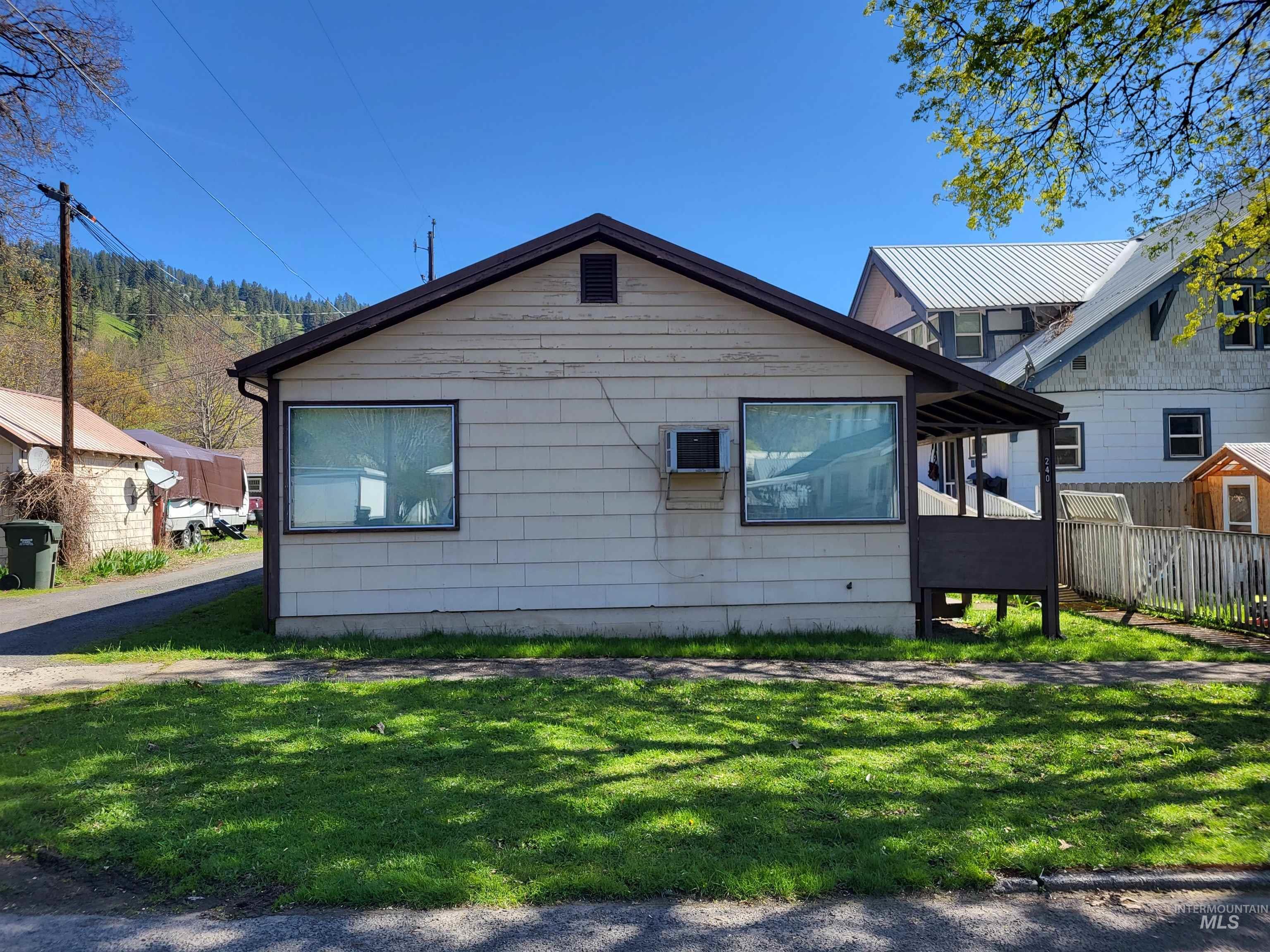 240 N D Street Property Photo 2