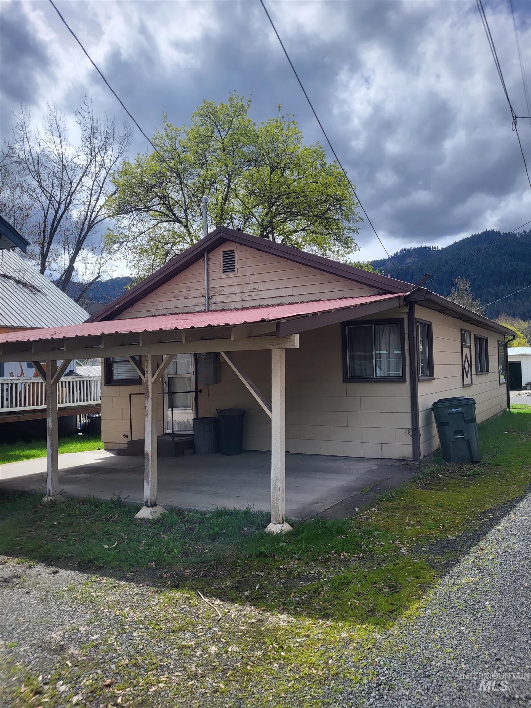 240 N D Street Property Photo 5
