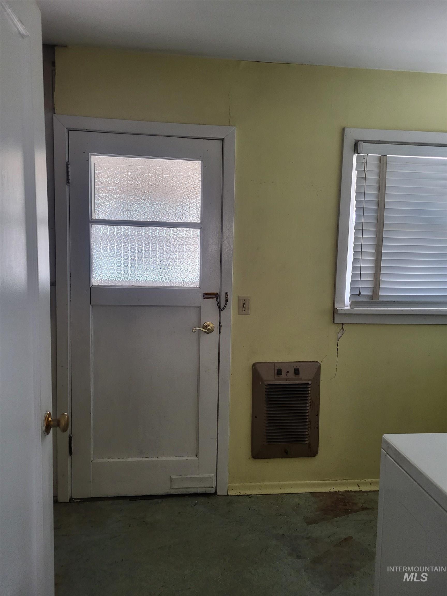 240 N D Street Property Photo 6