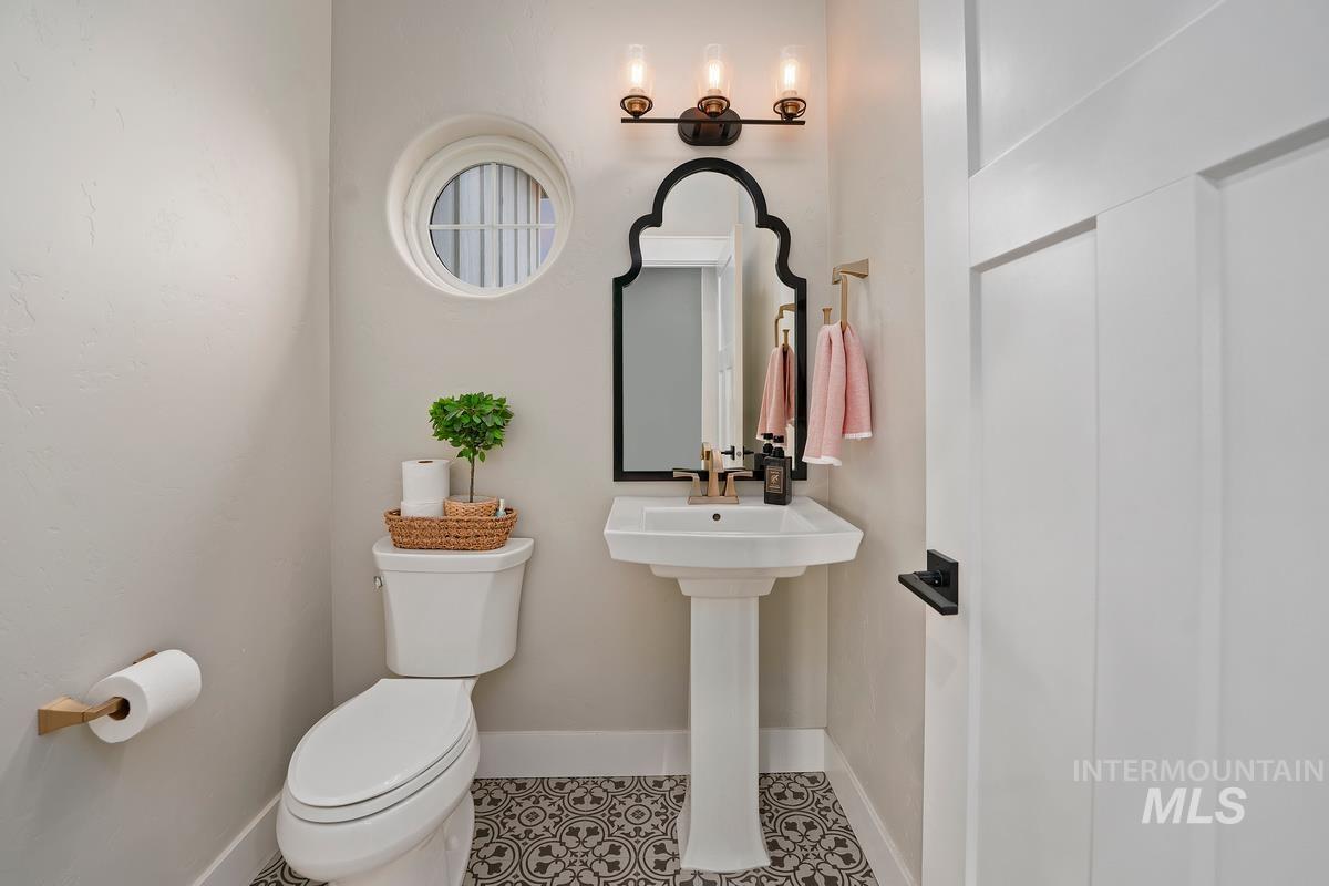 15111 Pinehurst Way Property Photo 15