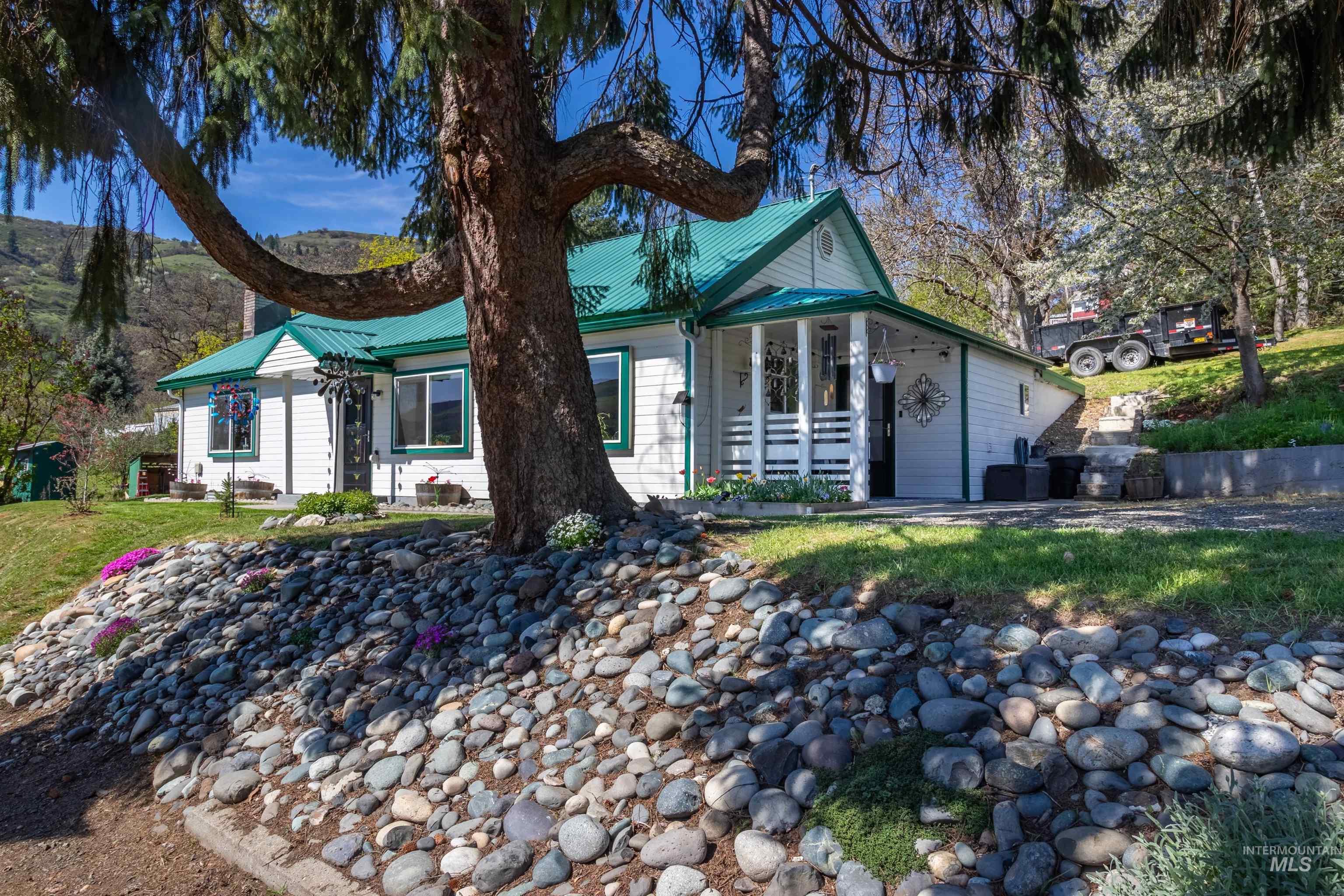 305 3rd Street Property Photo