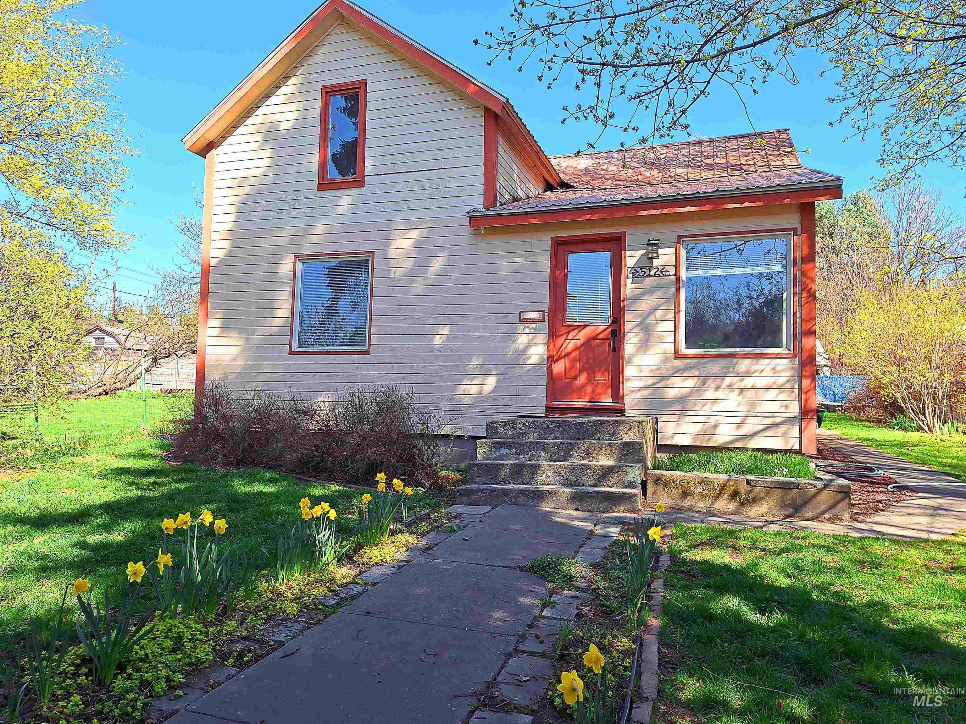 512 W 1st St Property Photo