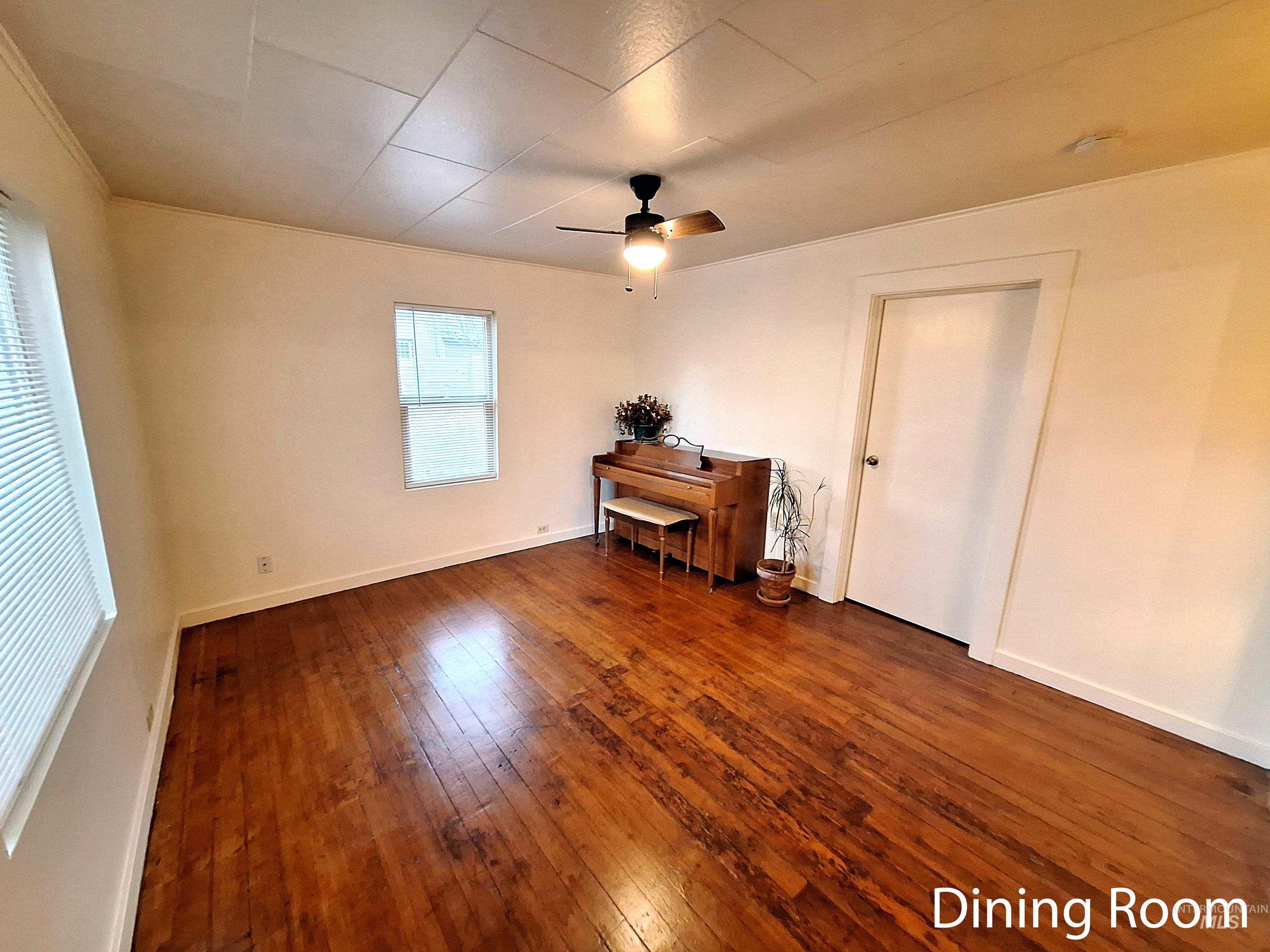 512 W 1st St Property Photo 9