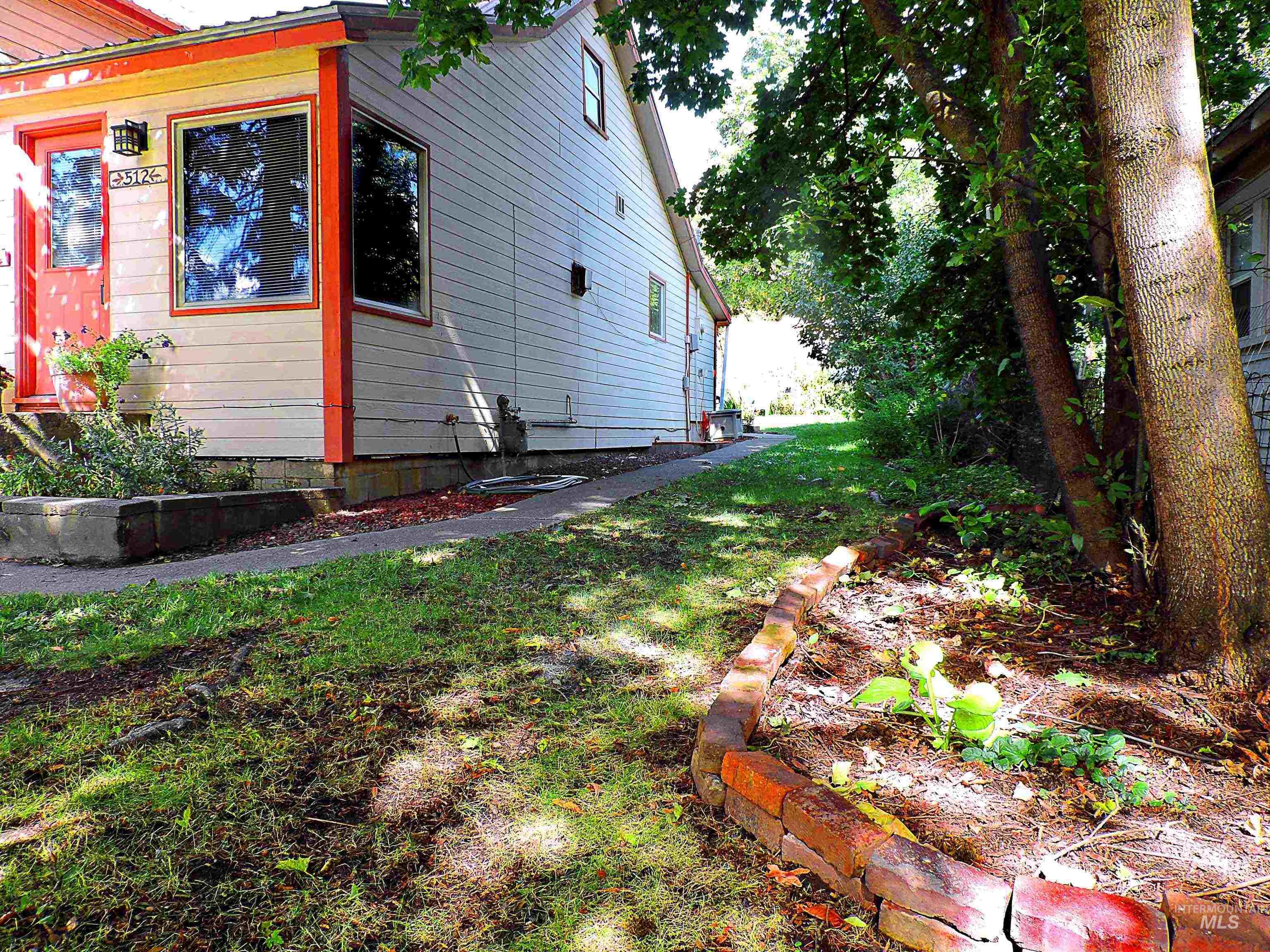 512 W 1st St Property Photo 38