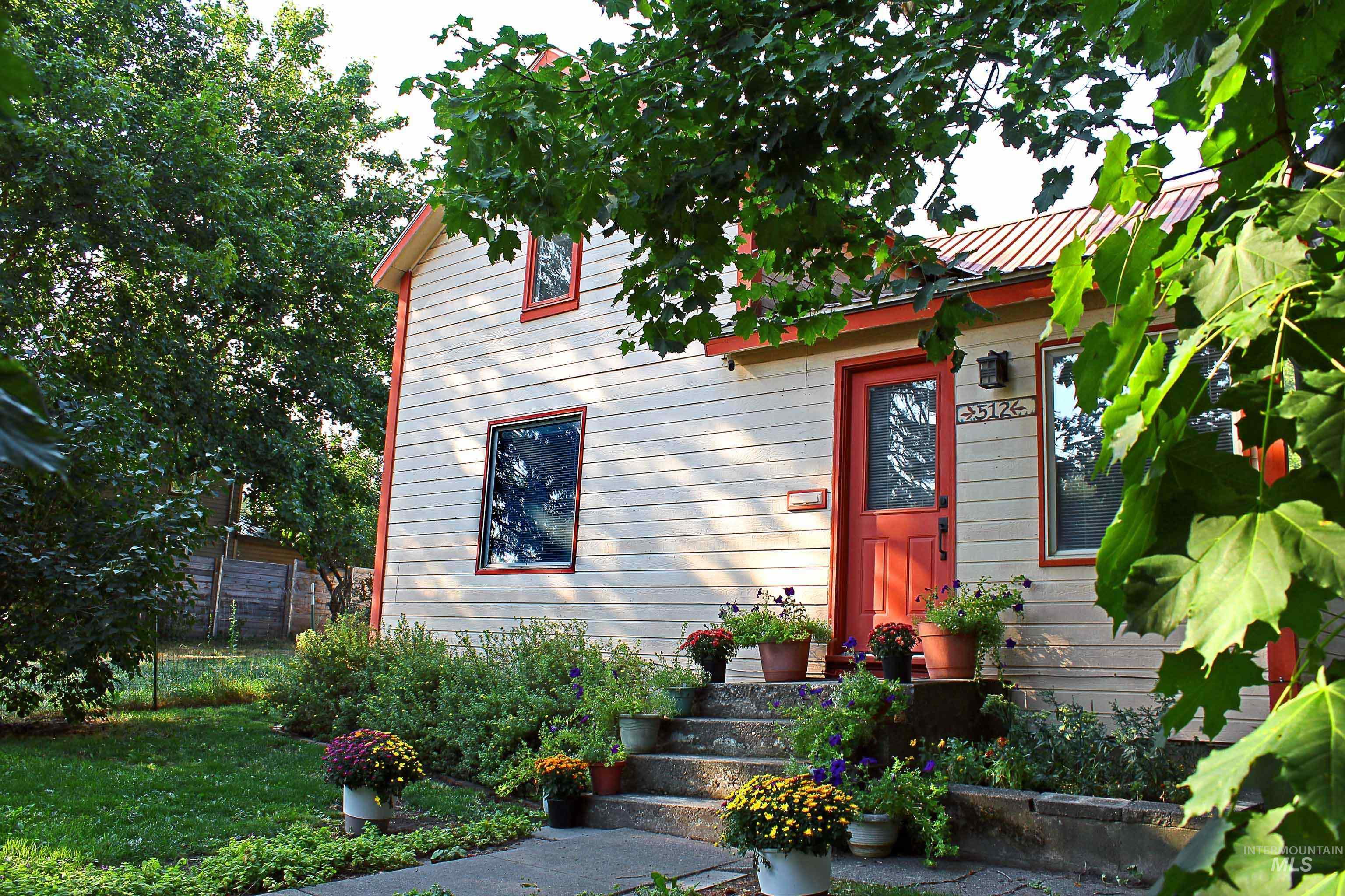 512 W 1st St Property Photo 45