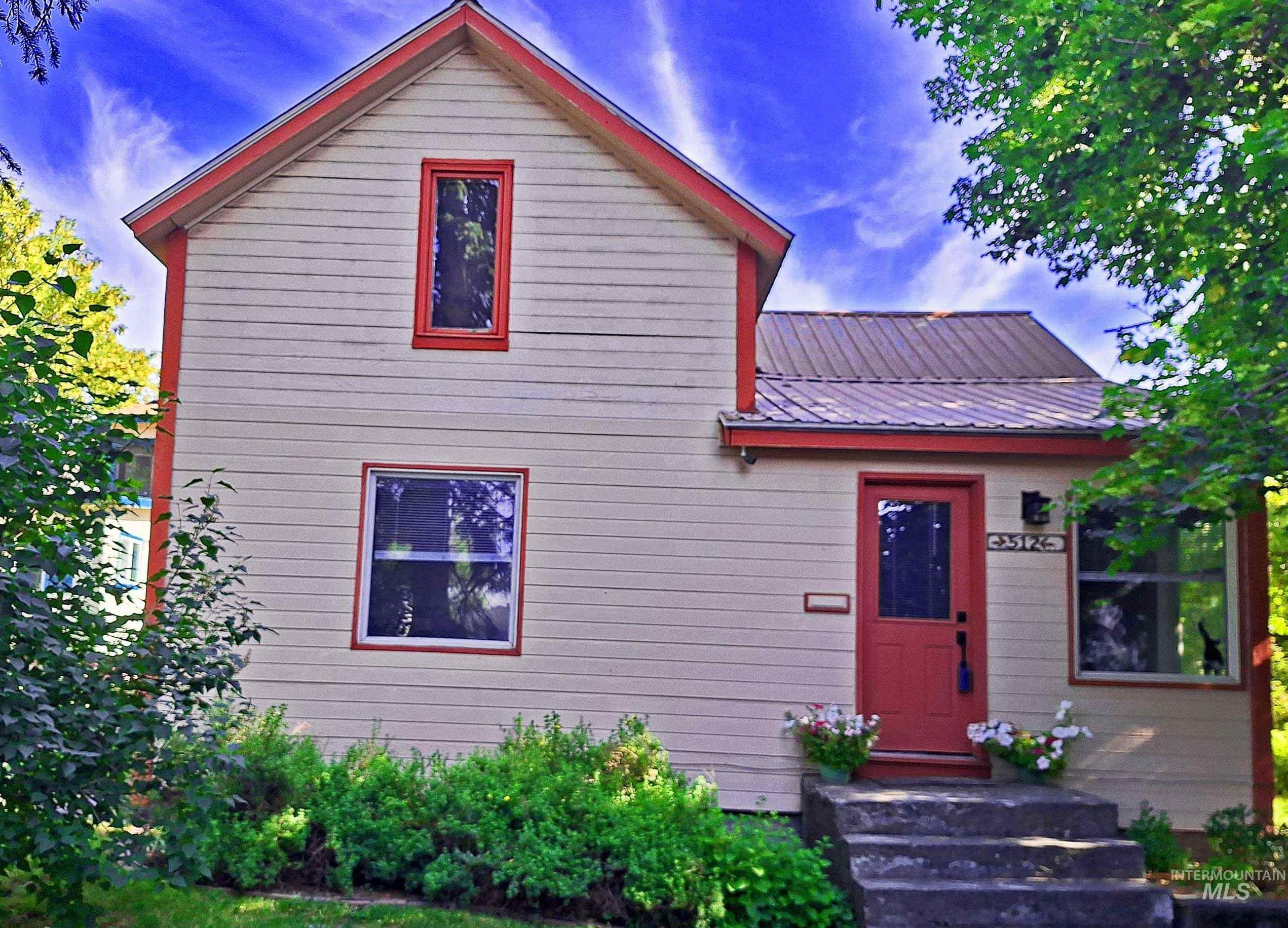 512 W 1st St Property Photo 47