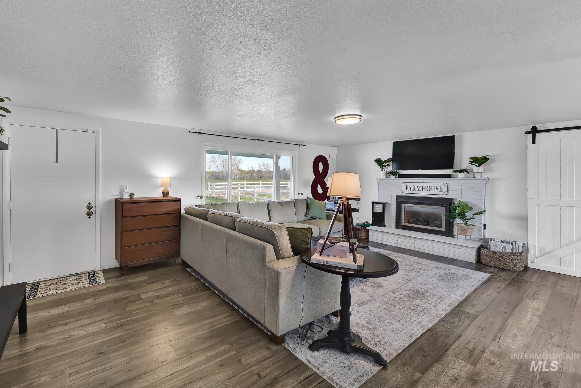 1755 S Artesian Rd. Property Photo 4