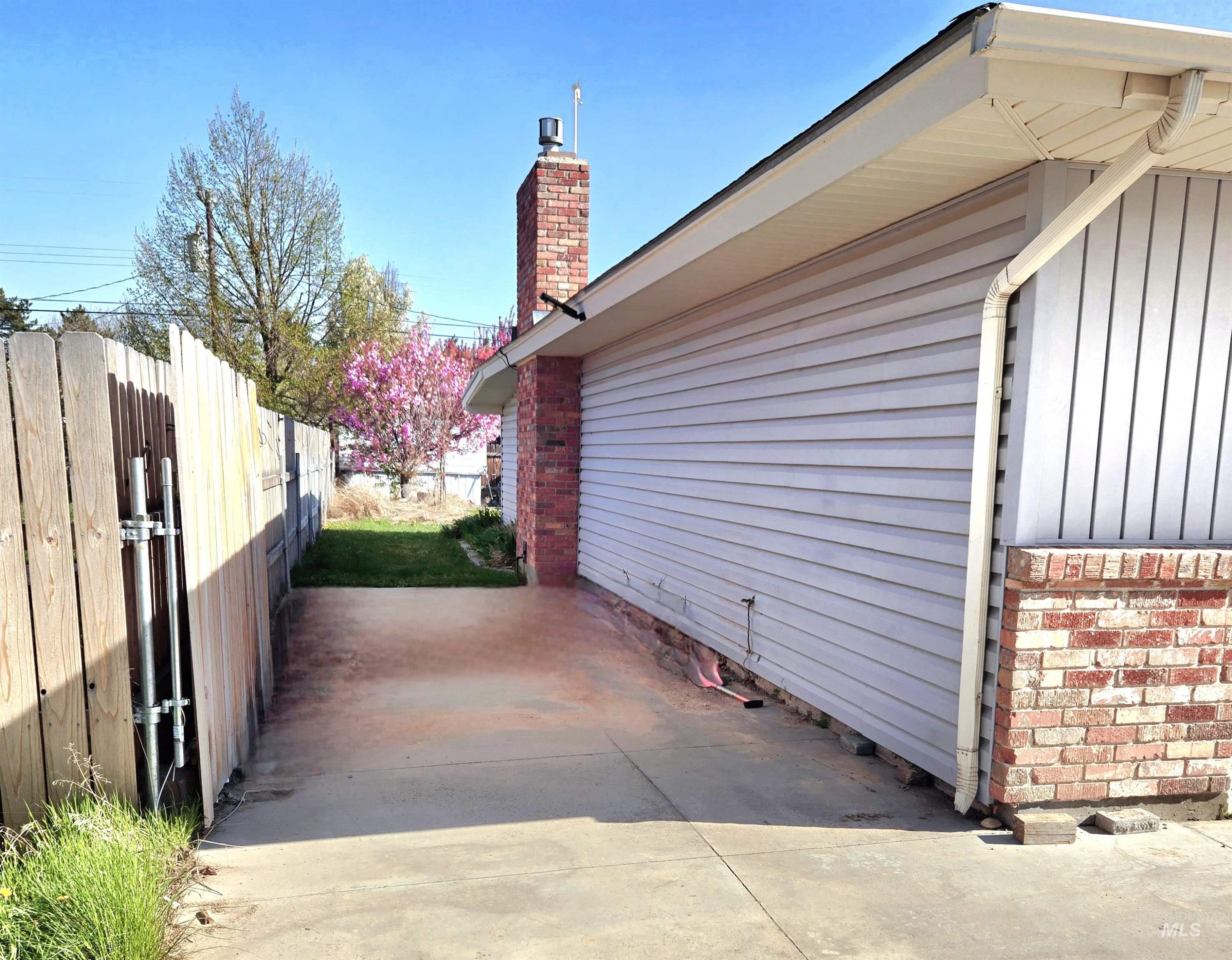 420 W Dakota Ave Property Photo 4