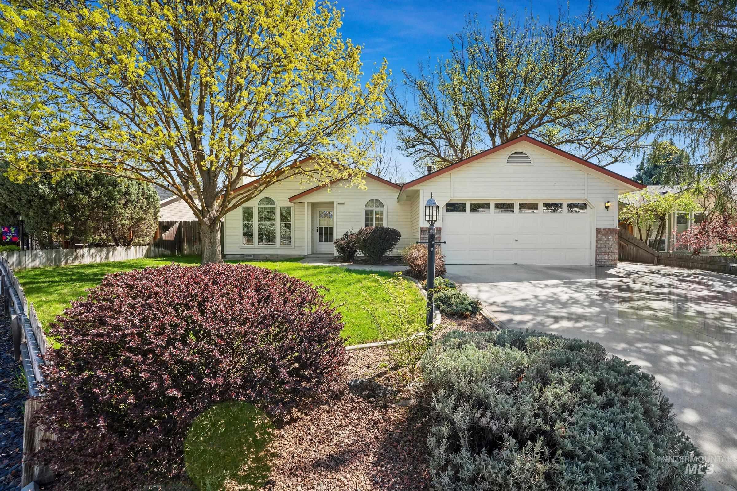 4931 W Catalpa Dr Property Photo 1